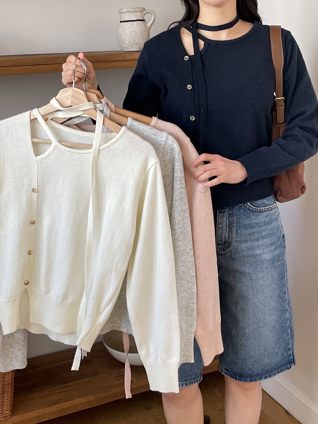 ストラップアンバランスネックスリットルーズアンバランス長袖フェイクボタンセミクロップド無地ニットストラップ付 | 詳細画像12