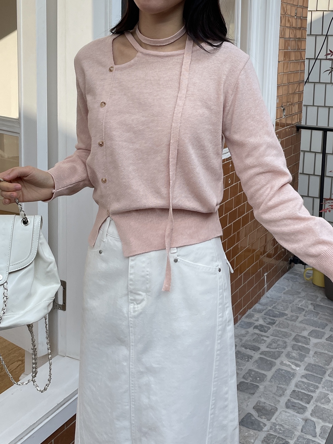 ストラップアンバランスネックスリットルーズアンバランス長袖フェイクボタンセミクロップド無地ニットストラップ付 | 詳細画像3