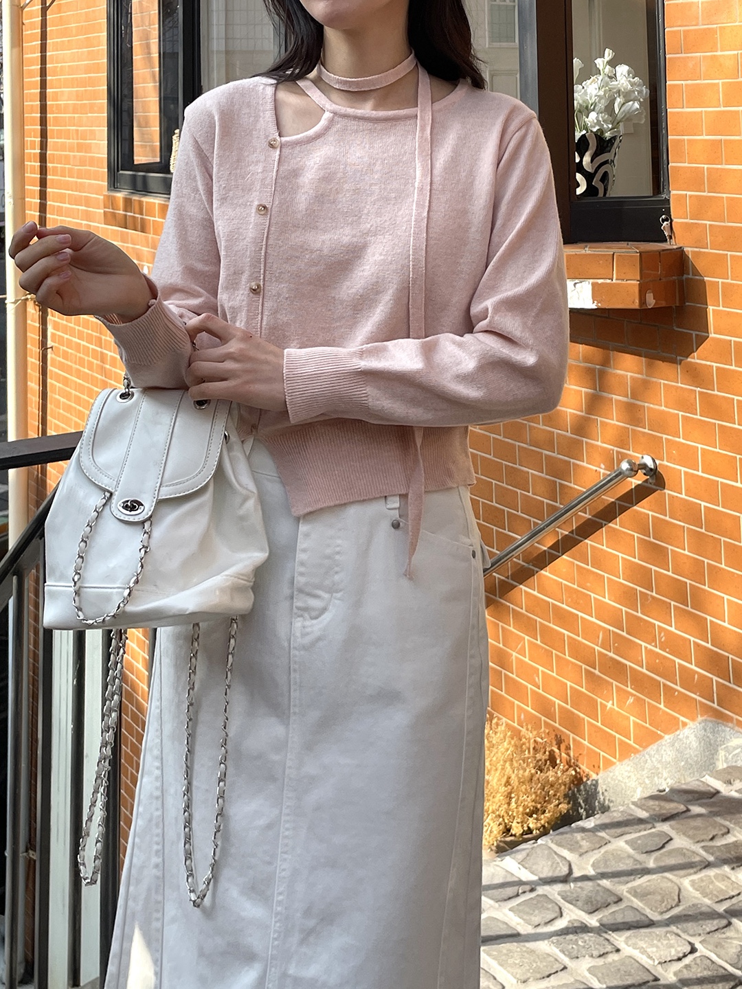 ストラップアンバランスネックスリットルーズアンバランス長袖フェイクボタンセミクロップド無地ニットストラップ付 | 詳細画像5