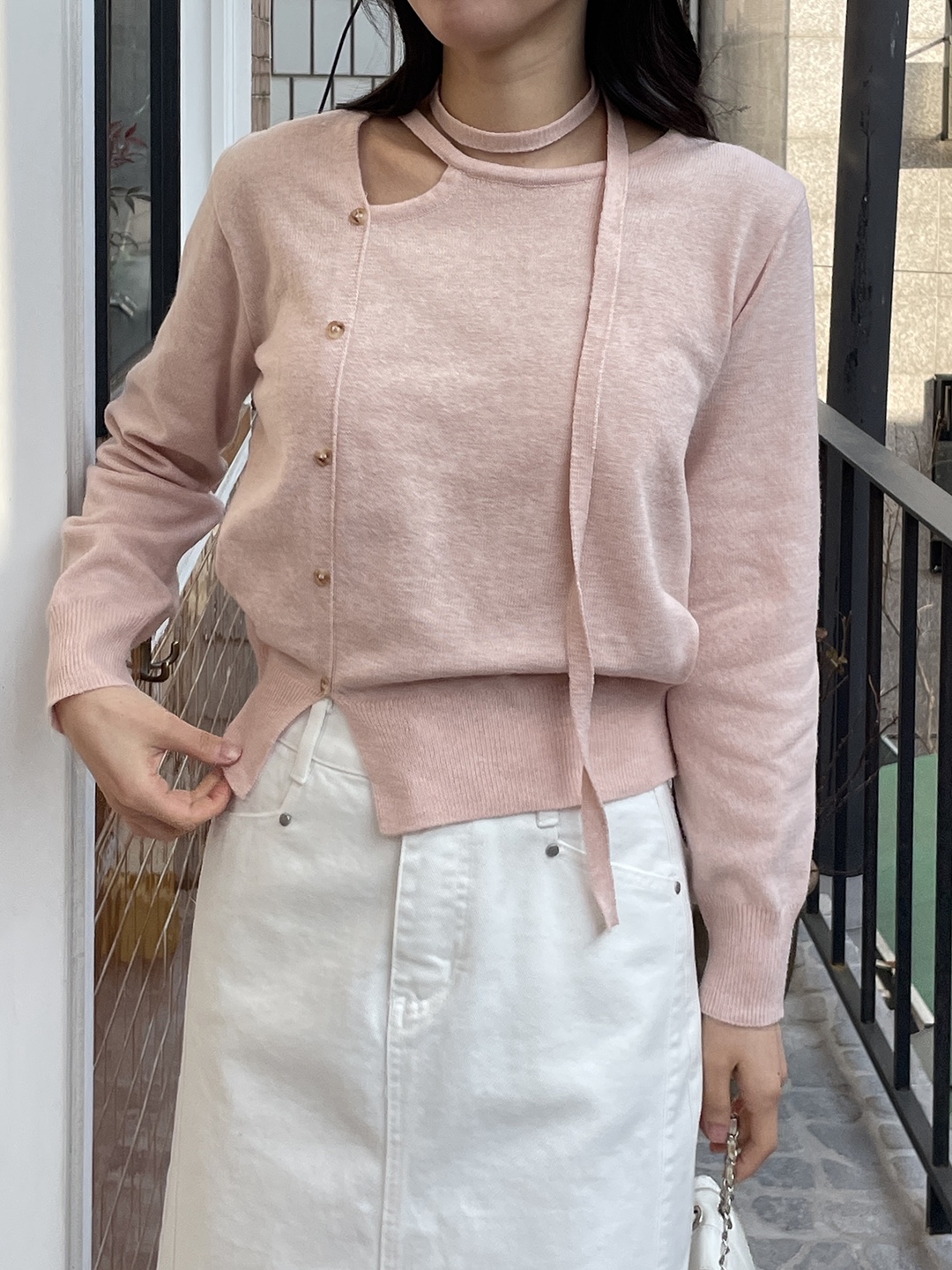 ストラップアンバランスネックスリットルーズアンバランス長袖フェイクボタンセミクロップド無地ニットストラップ付 | 詳細画像6