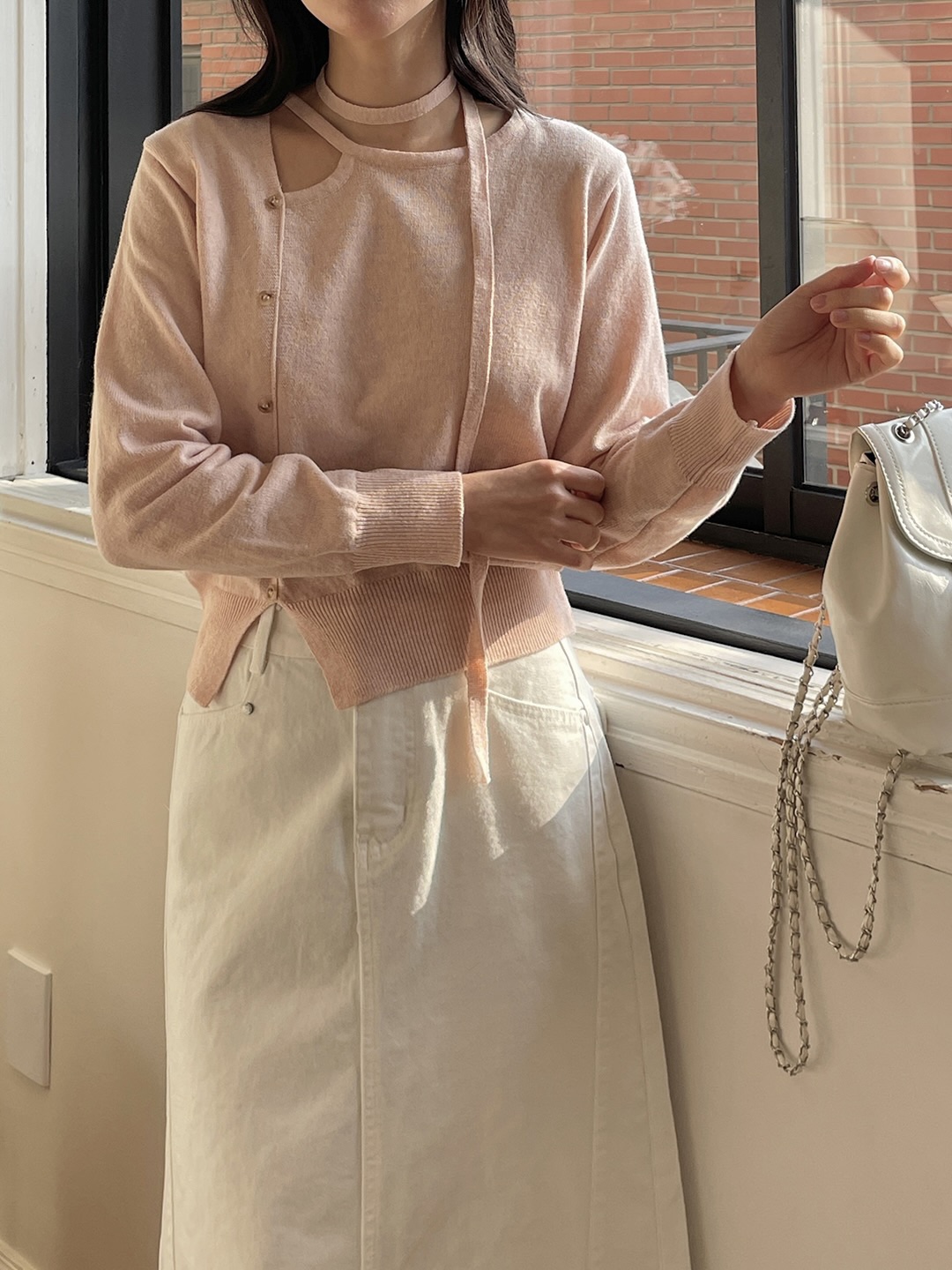 ストラップアンバランスネックスリットルーズアンバランス長袖フェイクボタンセミクロップド無地ニットストラップ付 | 詳細画像7