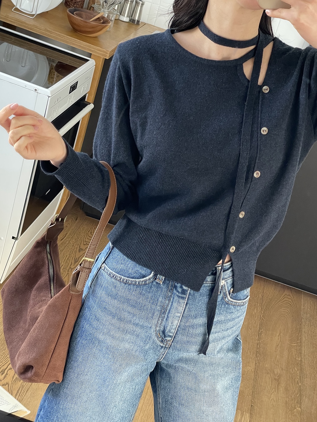 ストラップアンバランスネックスリットルーズアンバランス長袖フェイクボタンセミクロップド無地ニットストラップ付 | 詳細画像8