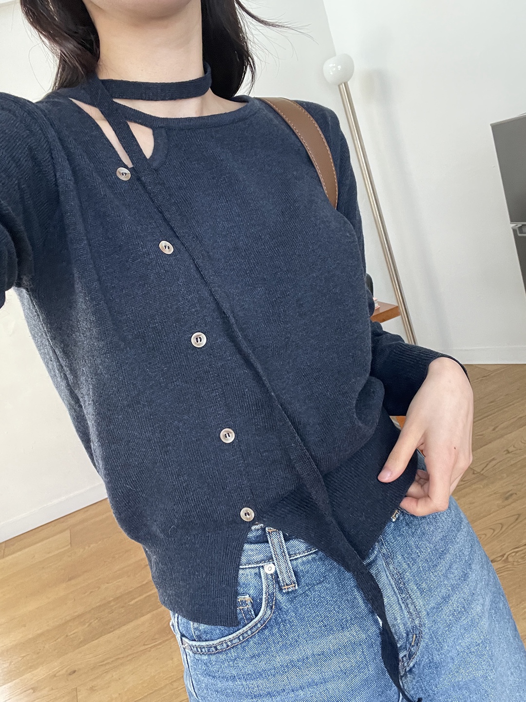 ストラップアンバランスネックスリットルーズアンバランス長袖フェイクボタンセミクロップド無地ニットストラップ付 | 詳細画像10