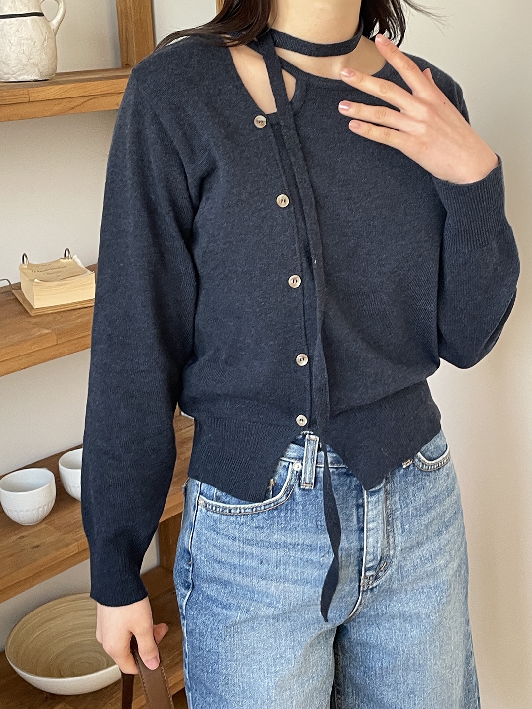 ストラップアンバランスネックスリットルーズアンバランス長袖フェイクボタンセミクロップド無地ニットストラップ付 | 詳細画像11