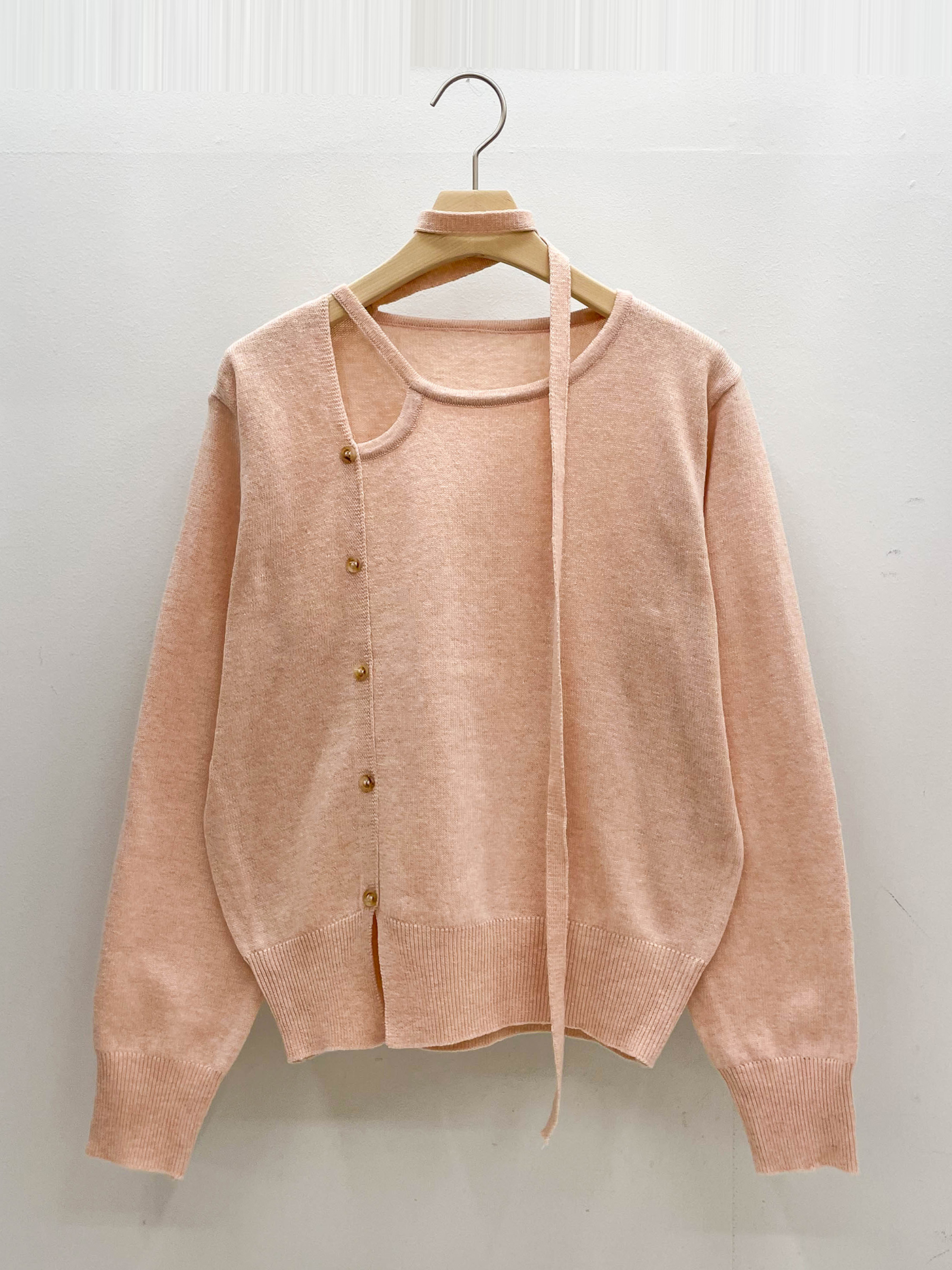 ストラップアンバランスネックスリットルーズアンバランス長袖フェイクボタンセミクロップド無地ニットストラップ付 | 詳細画像15