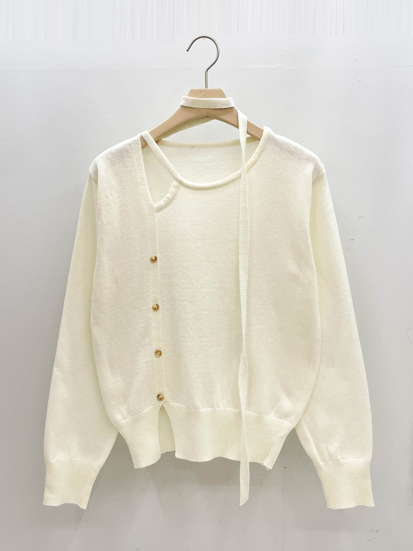 ストラップアンバランスネックスリットルーズアンバランス長袖フェイクボタンセミクロップド無地ニットストラップ付 | 詳細画像16