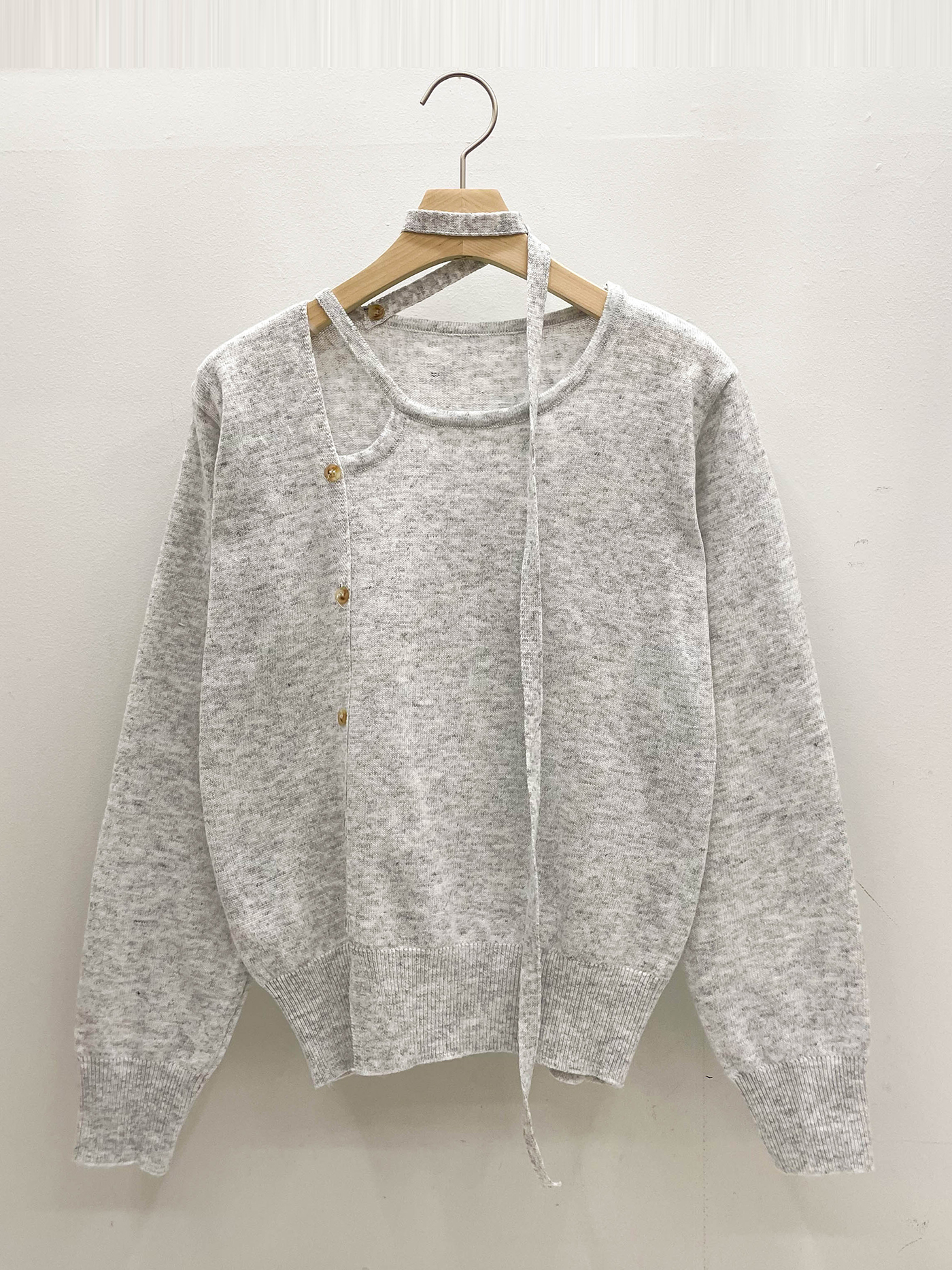 ストラップアンバランスネックスリットルーズアンバランス長袖フェイクボタンセミクロップド無地ニットストラップ付 | 詳細画像17