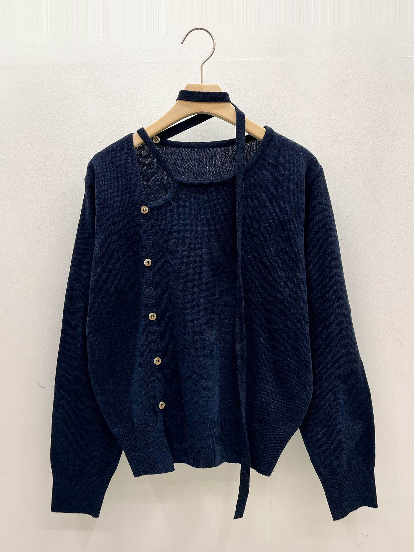 ストラップアンバランスネックスリットルーズアンバランス長袖フェイクボタンセミクロップド無地ニットストラップ付 | 詳細画像18