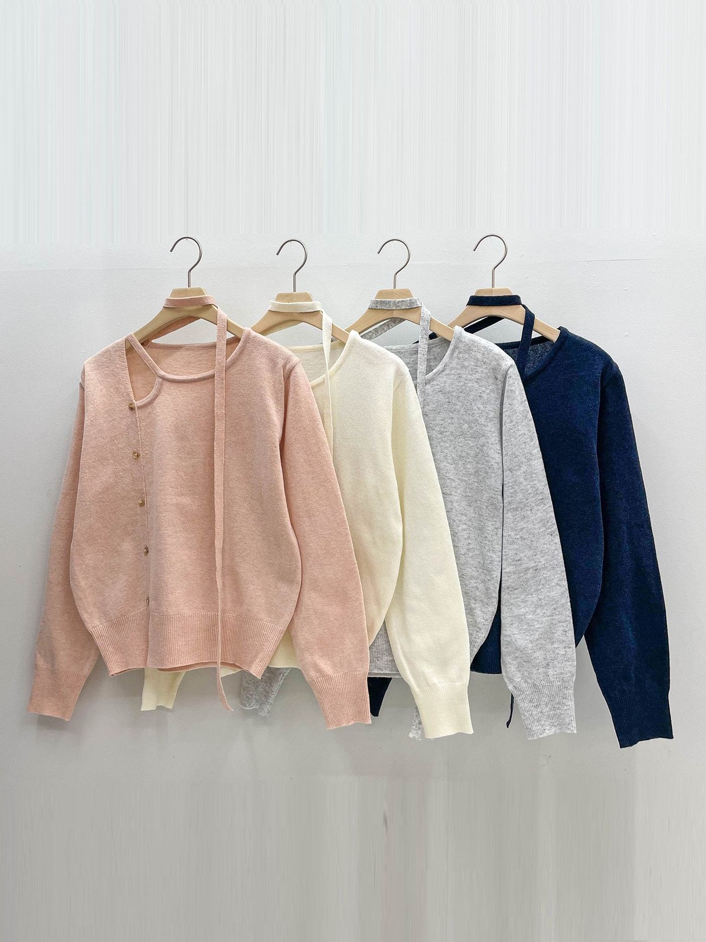 ストラップアンバランスネックスリットルーズアンバランス長袖フェイクボタンセミクロップド無地ニットストラップ付 | 詳細画像19