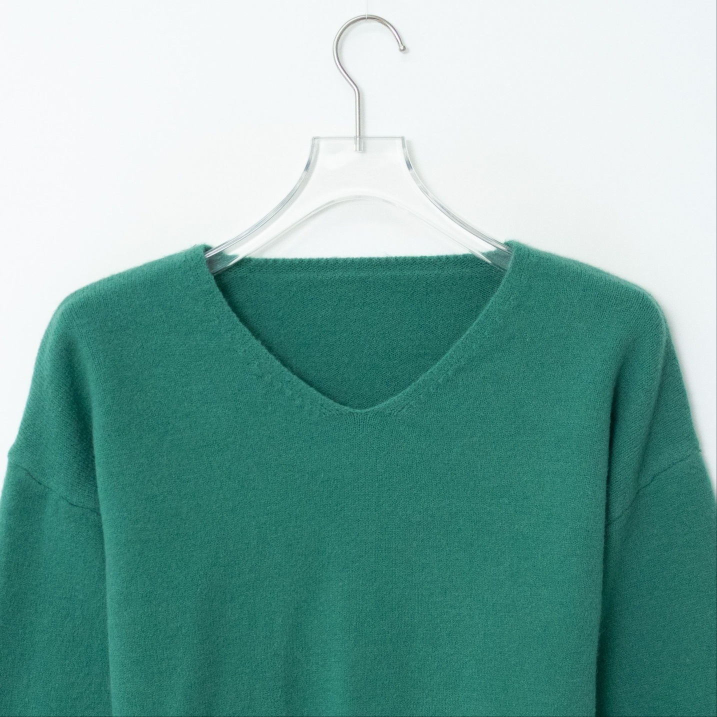 Vネックルーズ長袖無地ニット | 詳細画像15