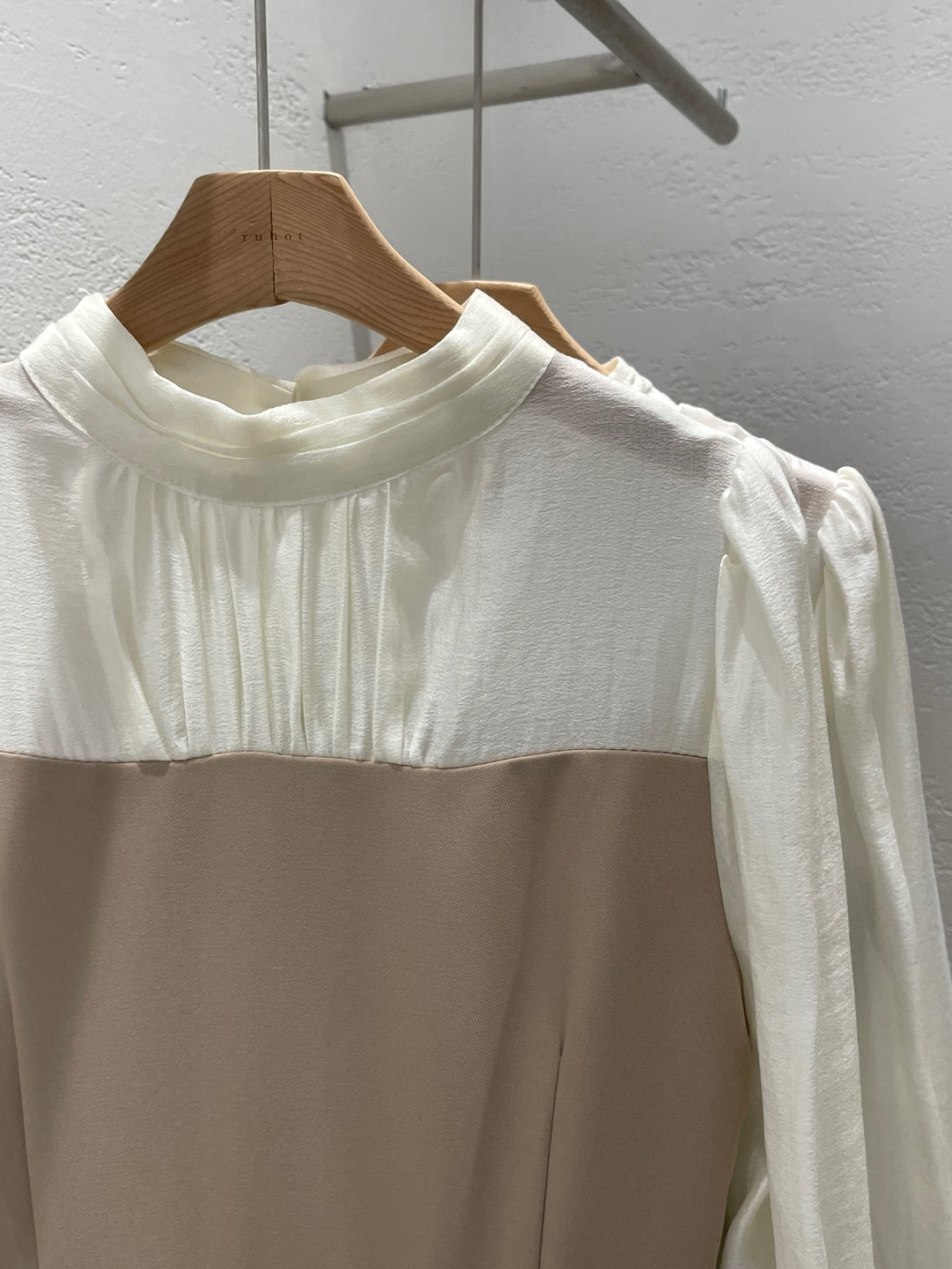 ハーフネックパフスリーブレイヤード風長袖ミディフレアAラインボタンスリーブ配色ワンピース | 詳細画像22