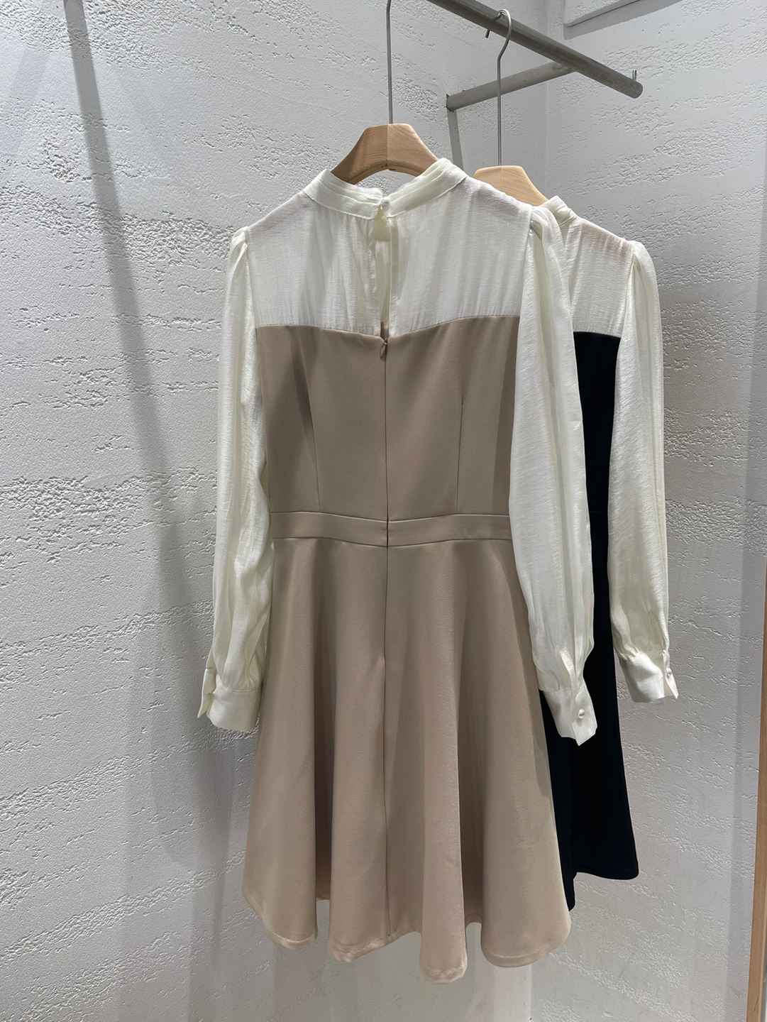 ハーフネックパフスリーブレイヤード風長袖ミディフレアAラインボタンスリーブ配色ワンピース | 詳細画像23