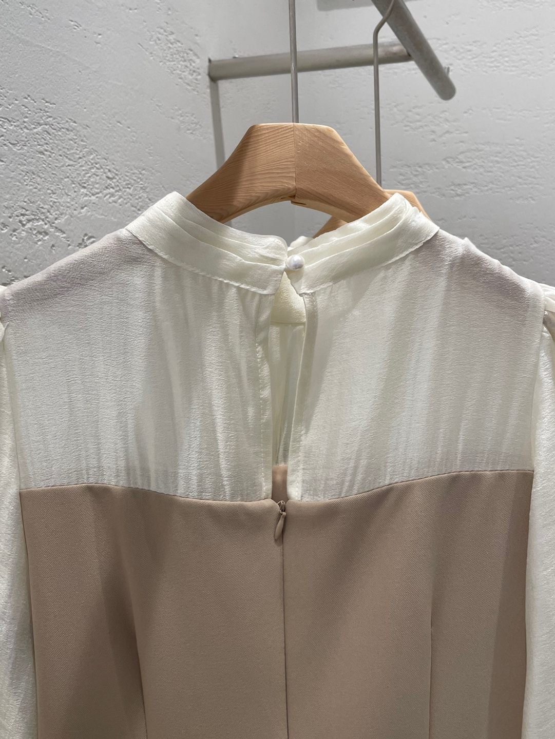 ハーフネックパフスリーブレイヤード風長袖ミディフレアAラインボタンスリーブ配色ワンピース | 詳細画像24