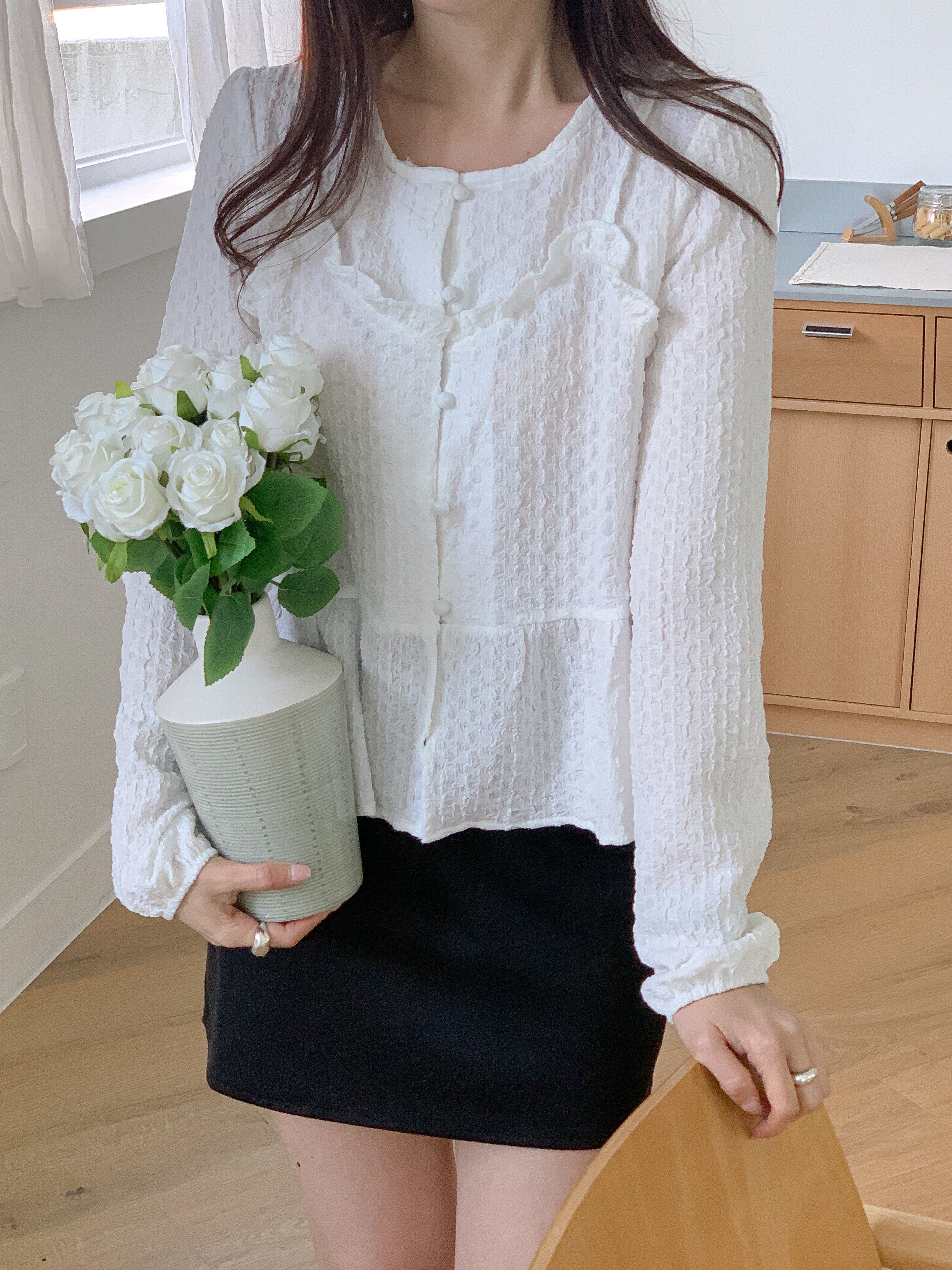 ラウンドネックフリルレイヤード風ルーズ長袖くるみボタンセミクロップドブラウス | 詳細画像2