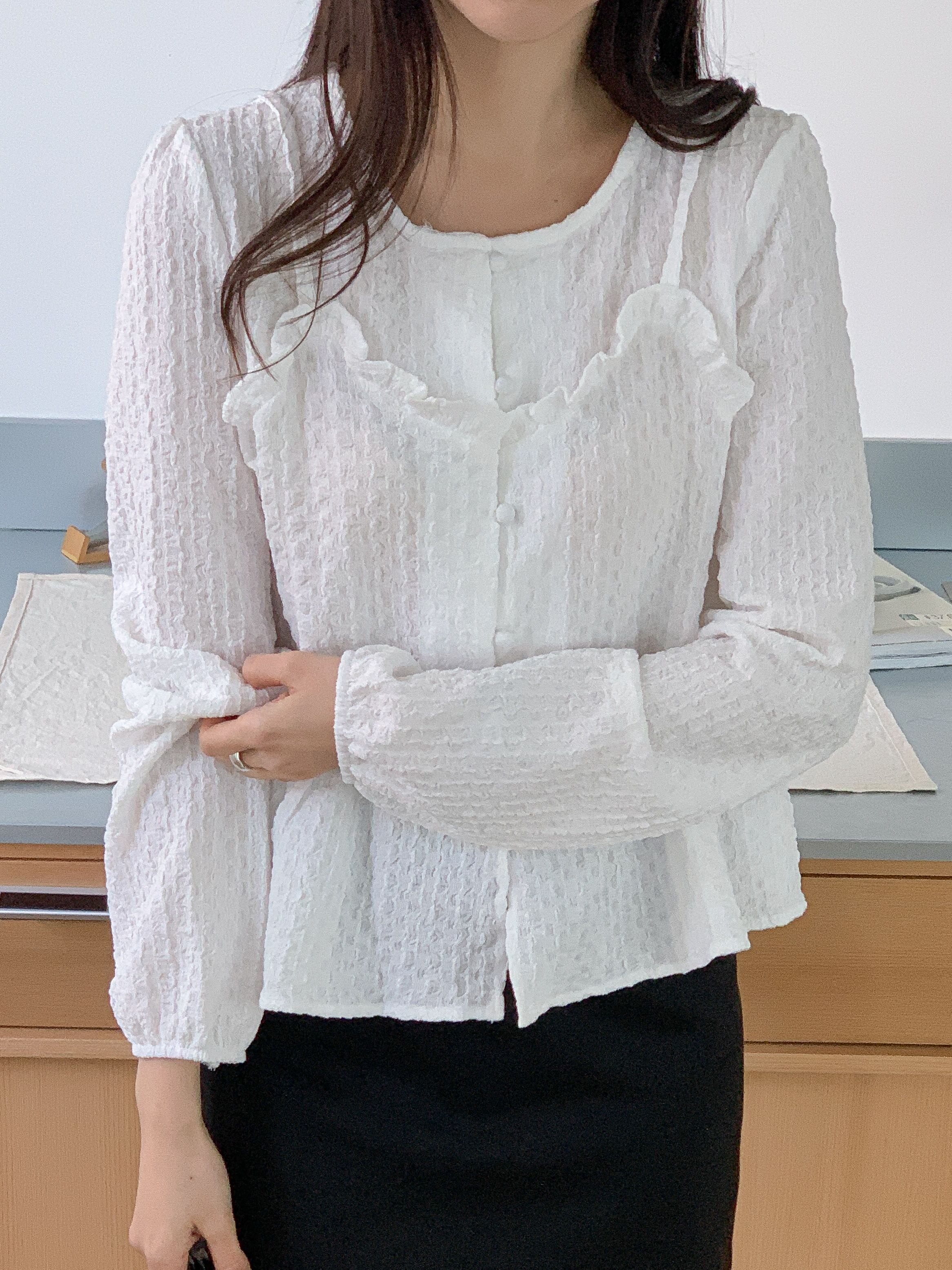 ラウンドネックフリルレイヤード風ルーズ長袖くるみボタンセミクロップドブラウス | 詳細画像3