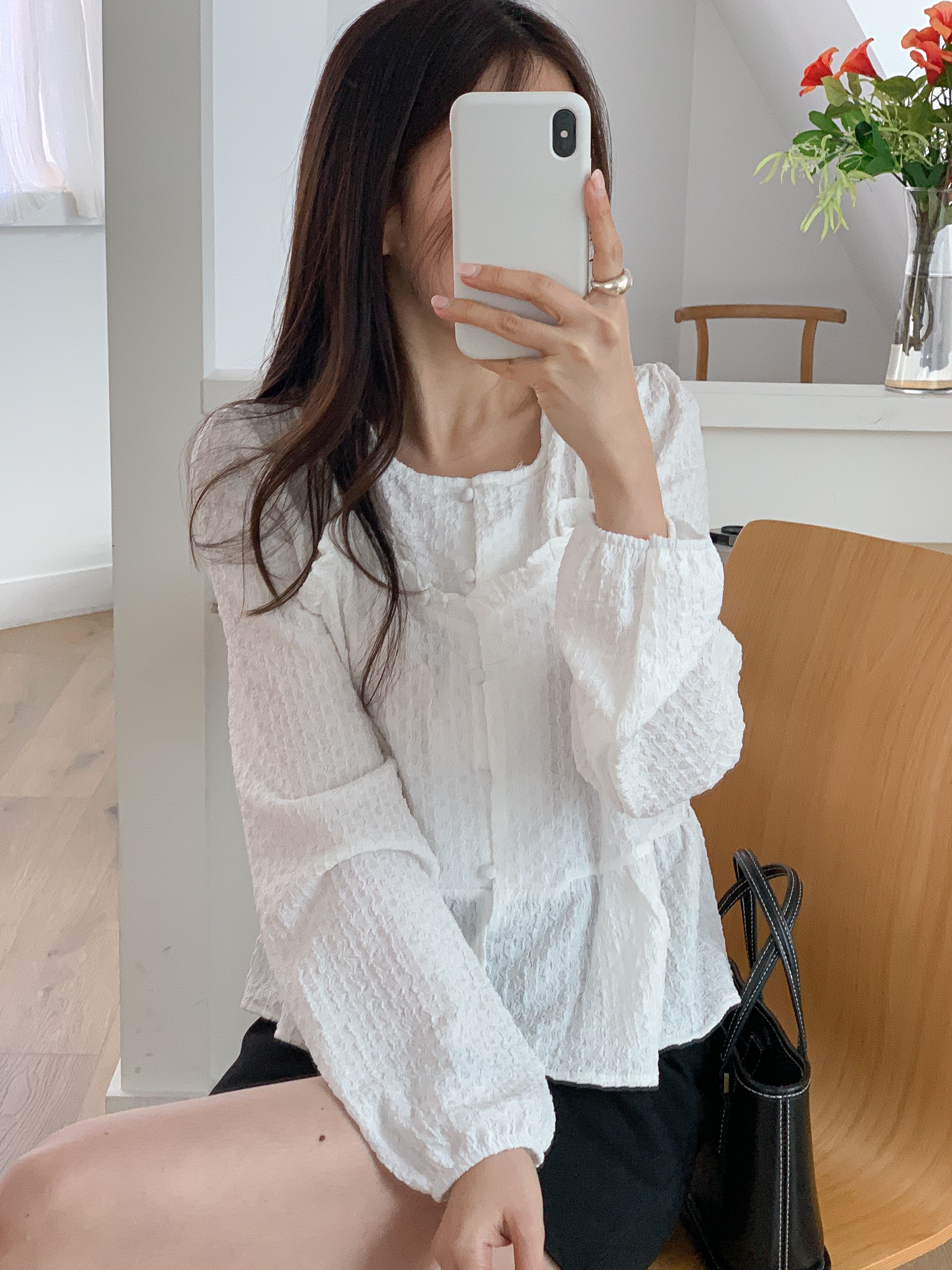 ラウンドネックフリルレイヤード風ルーズ長袖くるみボタンセミクロップドブラウス | 詳細画像4