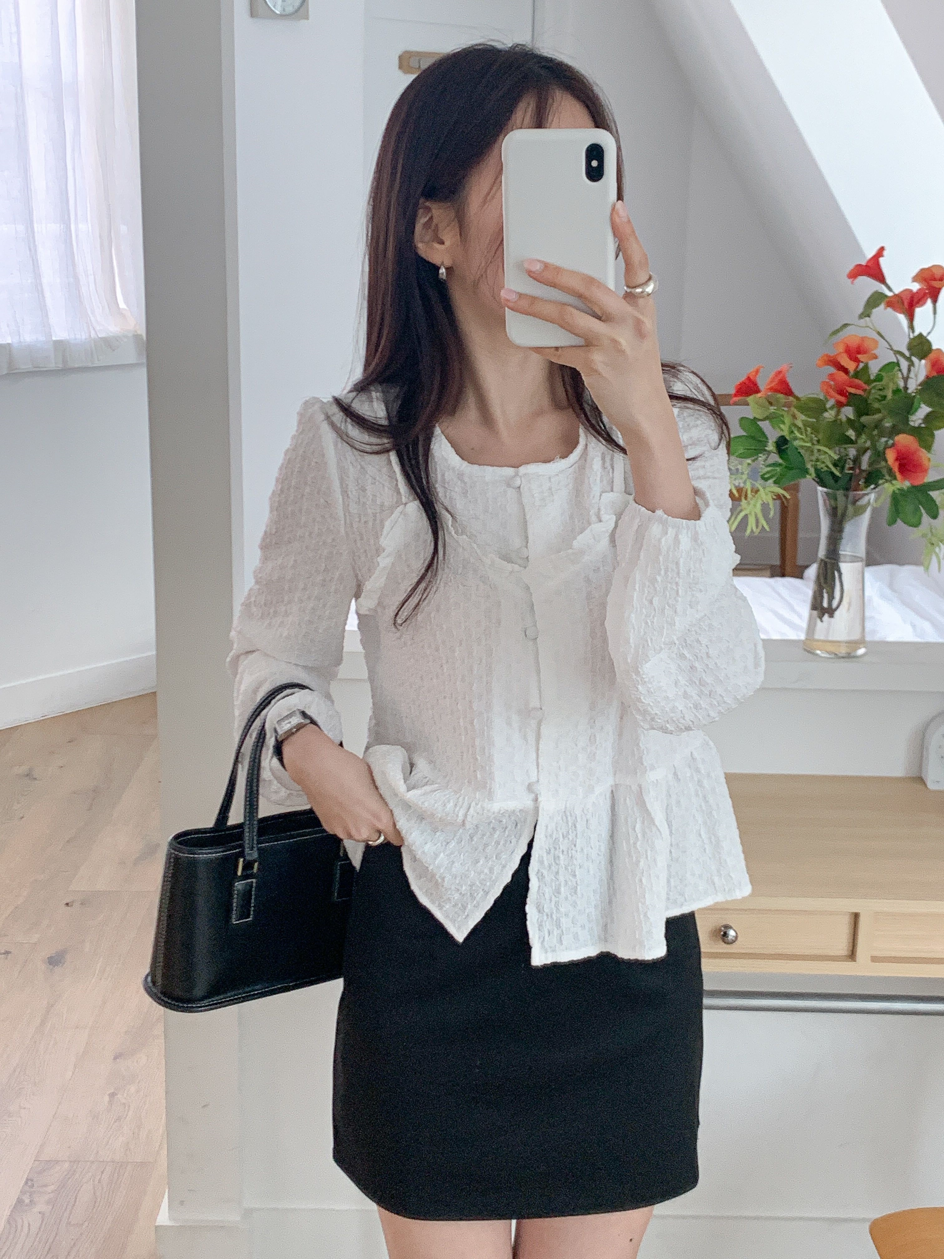 ラウンドネックフリルレイヤード風ルーズ長袖くるみボタンセミクロップドブラウス | 詳細画像5