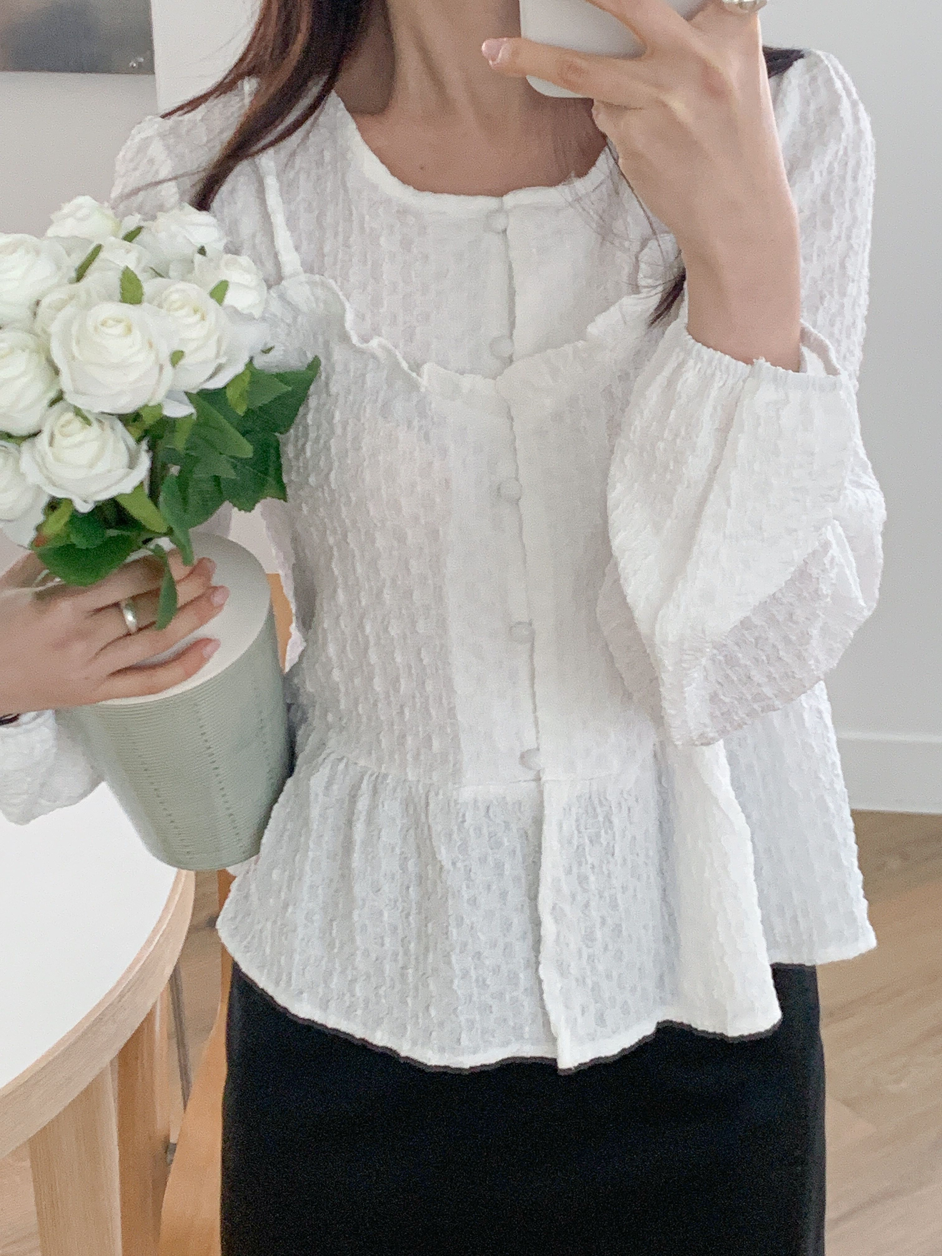 ラウンドネックフリルレイヤード風ルーズ長袖くるみボタンセミクロップドブラウス | 詳細画像6