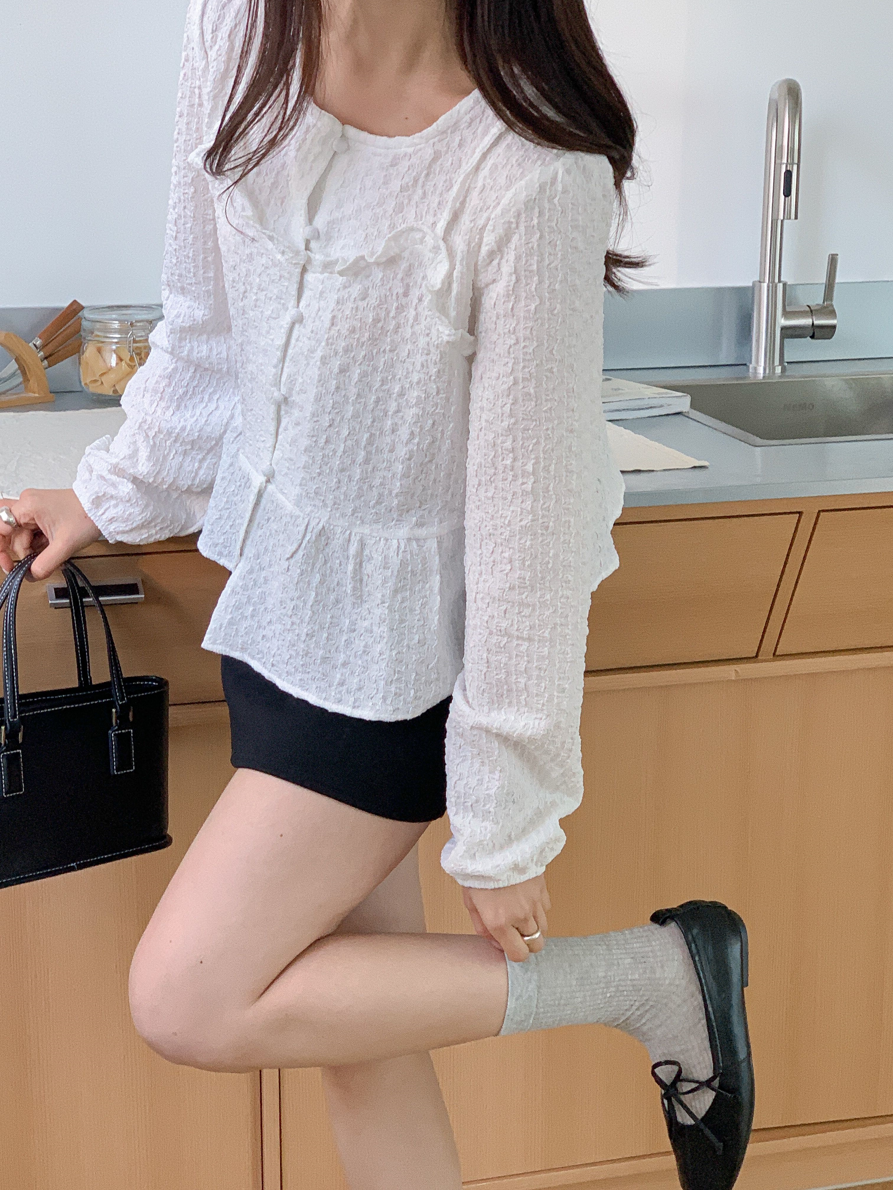 ラウンドネックフリルレイヤード風ルーズ長袖くるみボタンセミクロップドブラウス | 詳細画像7