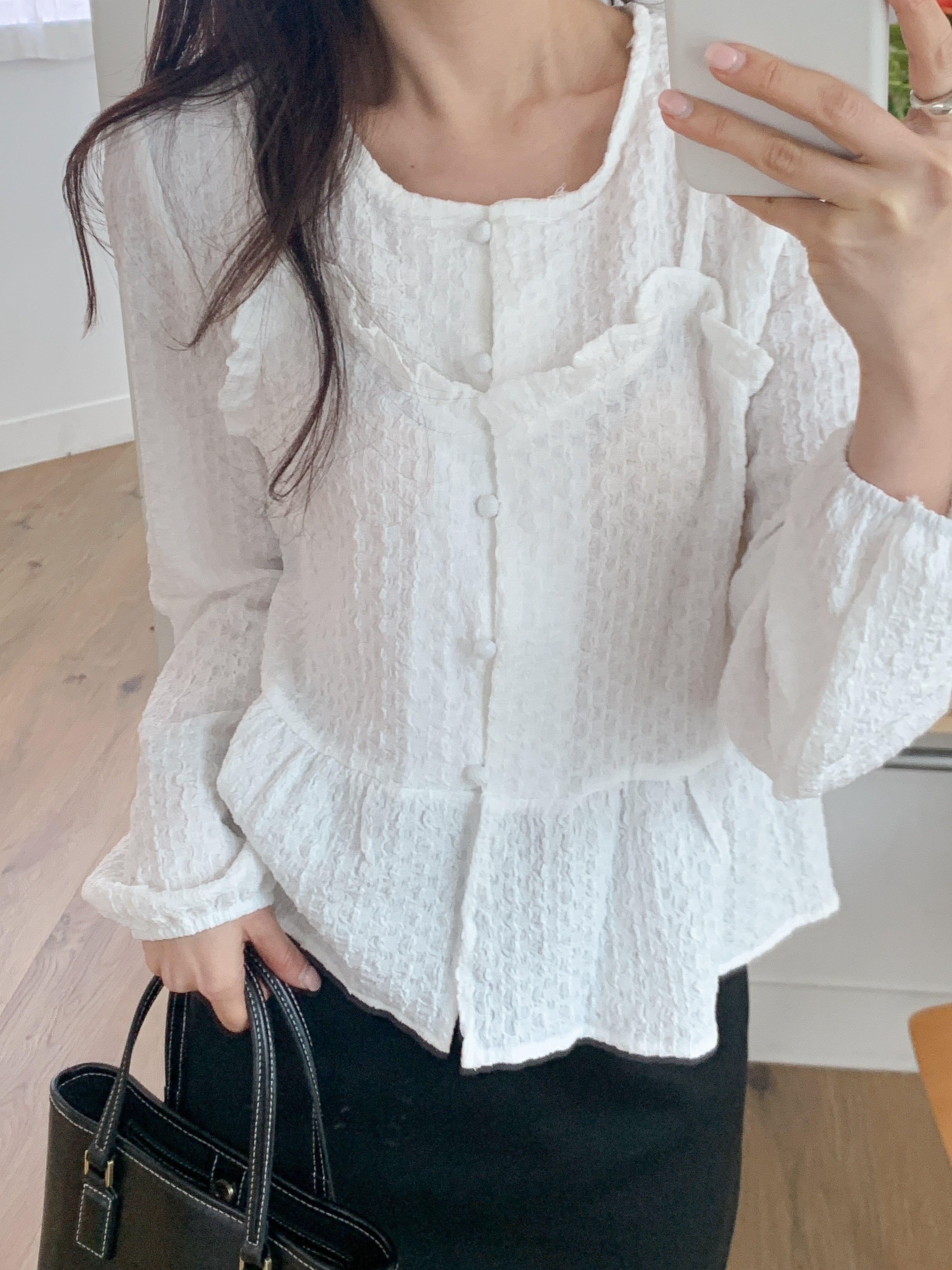 ラウンドネックフリルレイヤード風ルーズ長袖くるみボタンセミクロップドブラウス | 詳細画像8