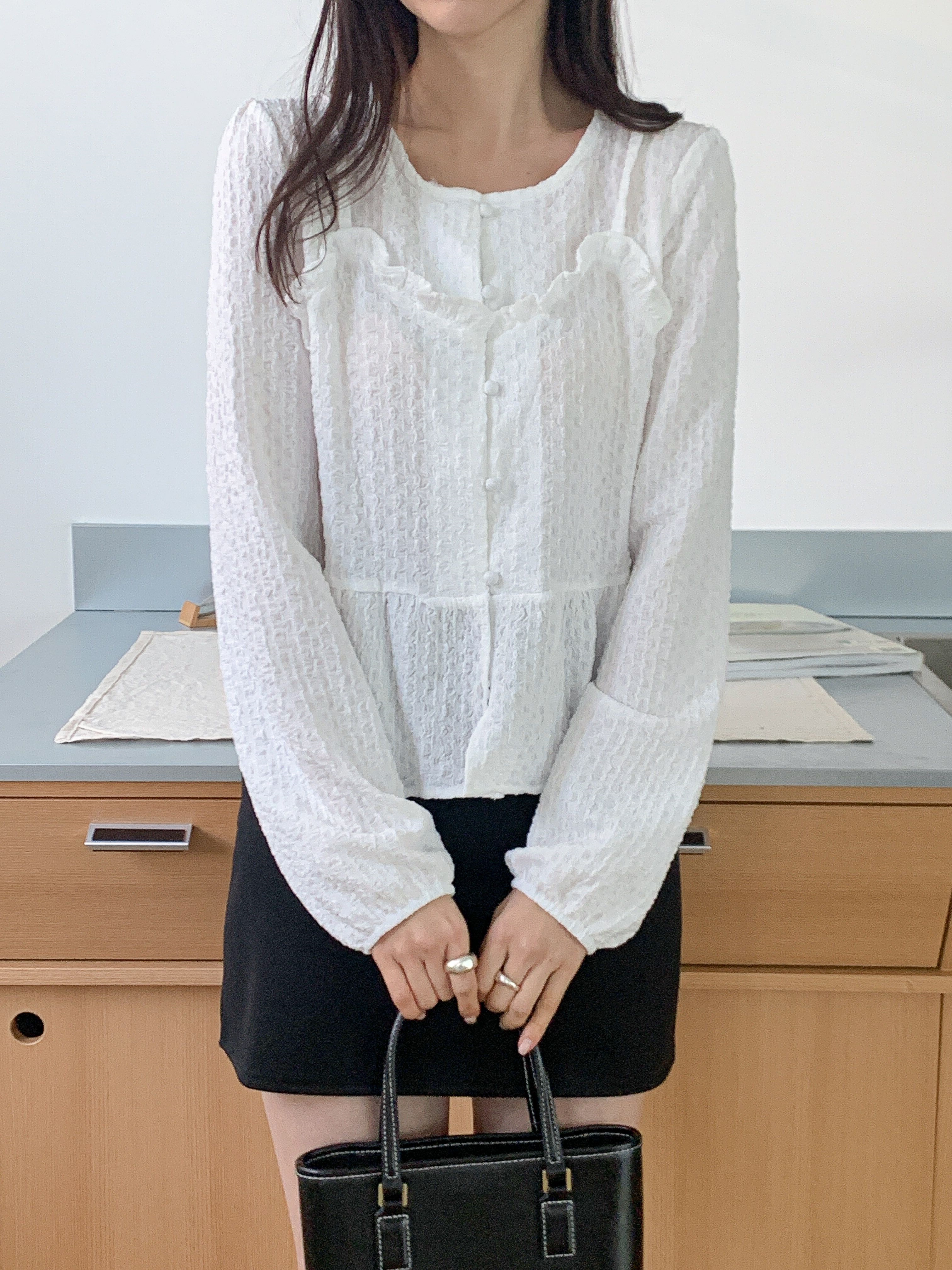 ラウンドネックフリルレイヤード風ルーズ長袖くるみボタンセミクロップドブラウス | 詳細画像9