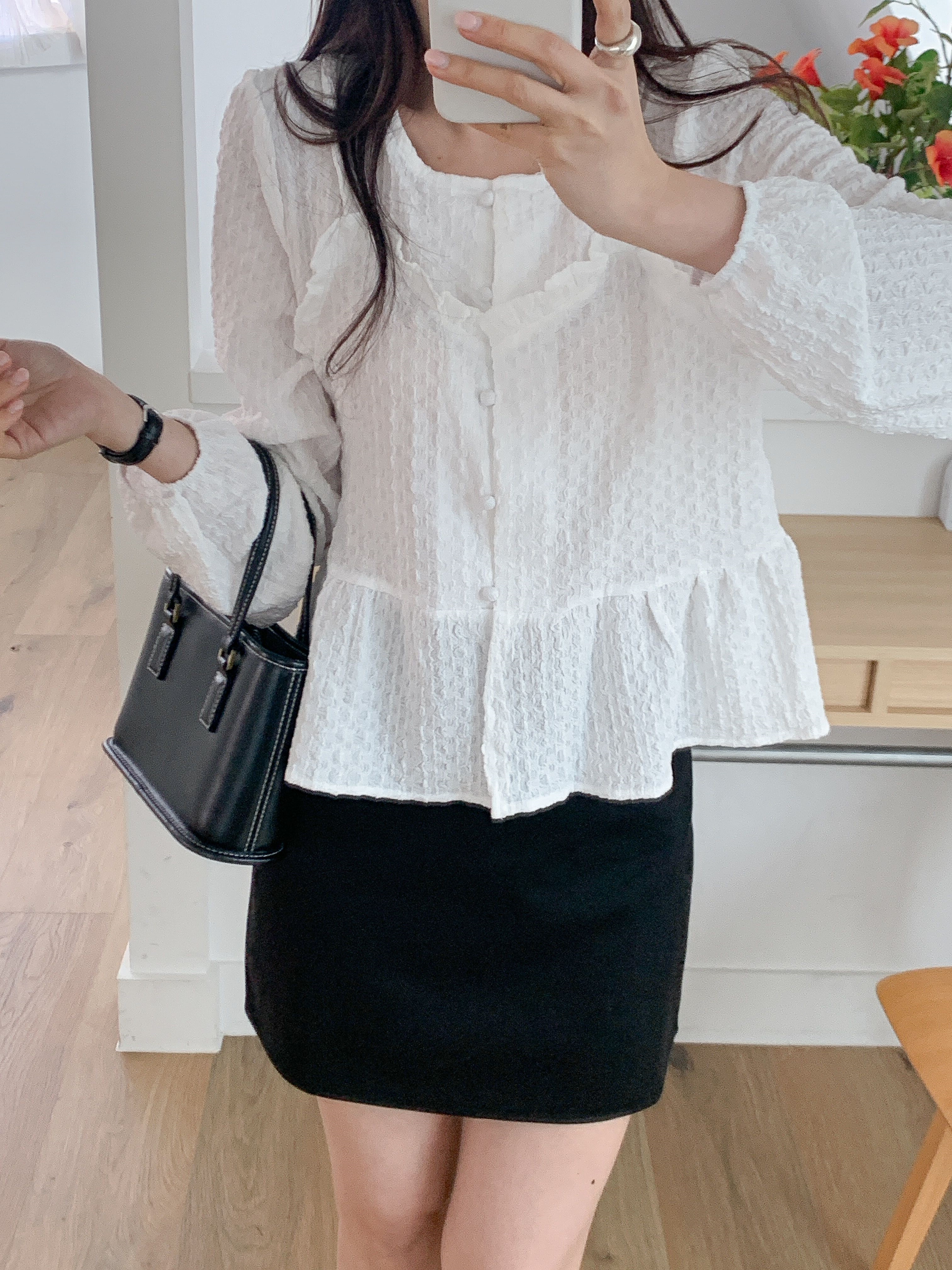 ラウンドネックフリルレイヤード風ルーズ長袖くるみボタンセミクロップドブラウス | 詳細画像11