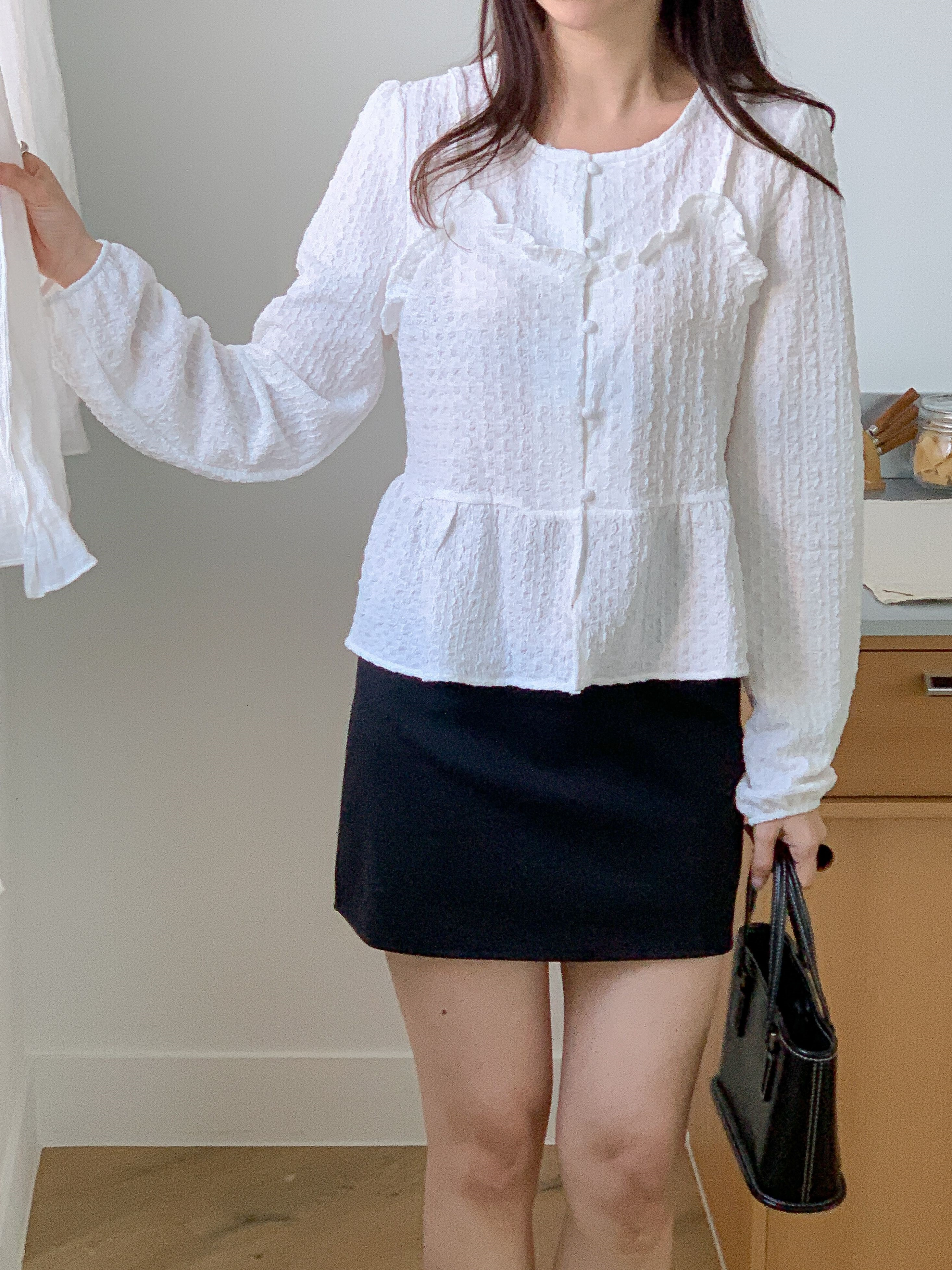 ラウンドネックフリルレイヤード風ルーズ長袖くるみボタンセミクロップドブラウス | 詳細画像12