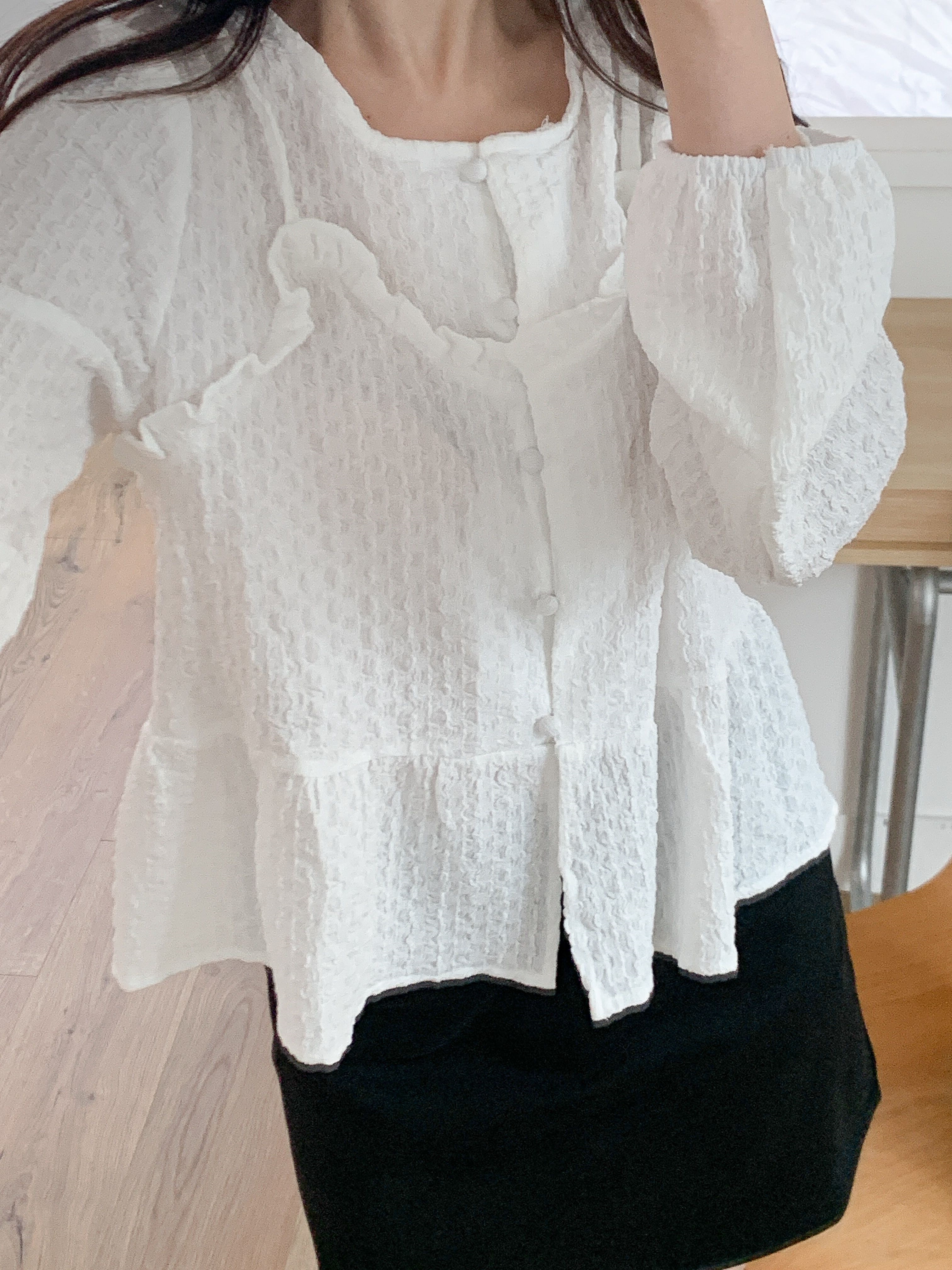 ラウンドネックフリルレイヤード風ルーズ長袖くるみボタンセミクロップドブラウス | 詳細画像13