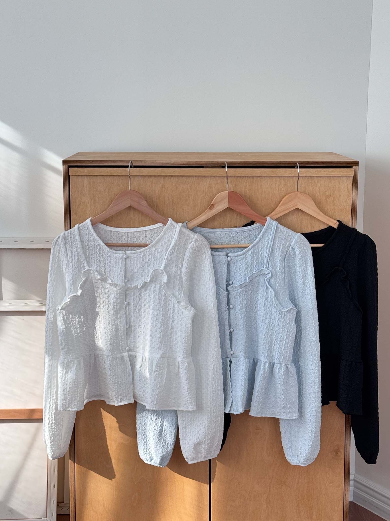 ラウンドネックフリルレイヤード風ルーズ長袖くるみボタンセミクロップドブラウス | 詳細画像14