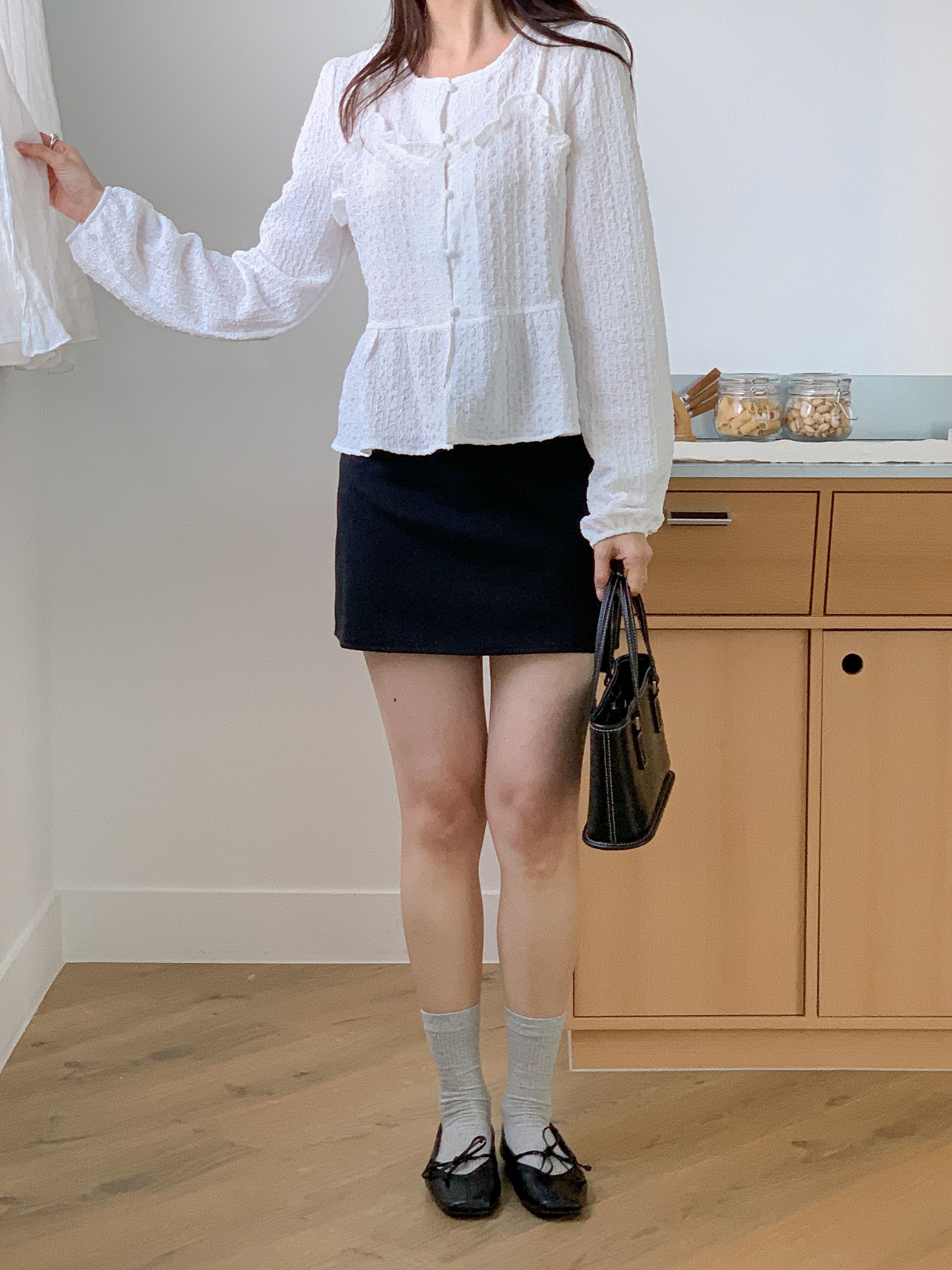 ラウンドネックフリルレイヤード風ルーズ長袖くるみボタンセミクロップドブラウス | 詳細画像15