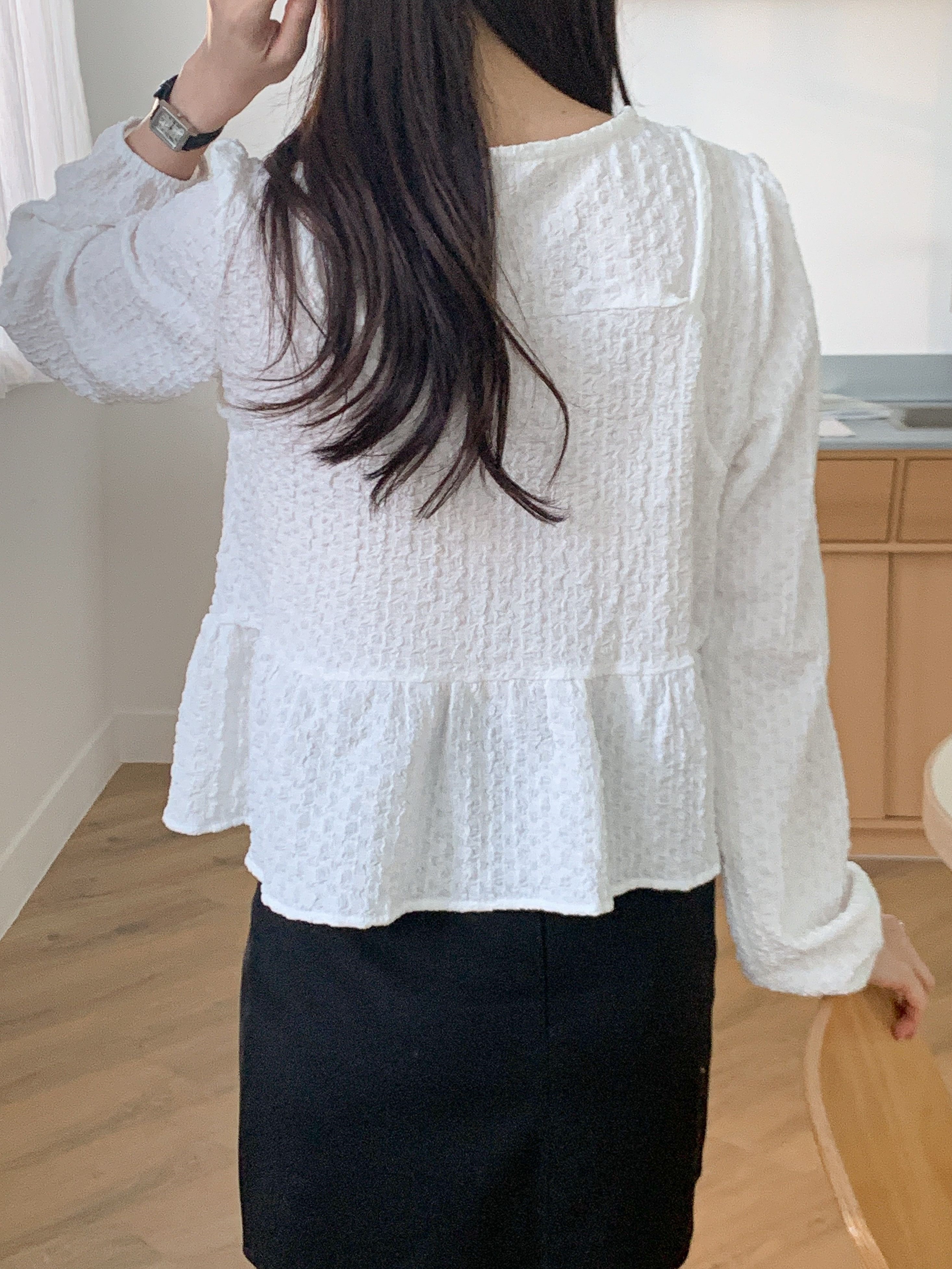 ラウンドネックフリルレイヤード風ルーズ長袖くるみボタンセミクロップドブラウス | 詳細画像17