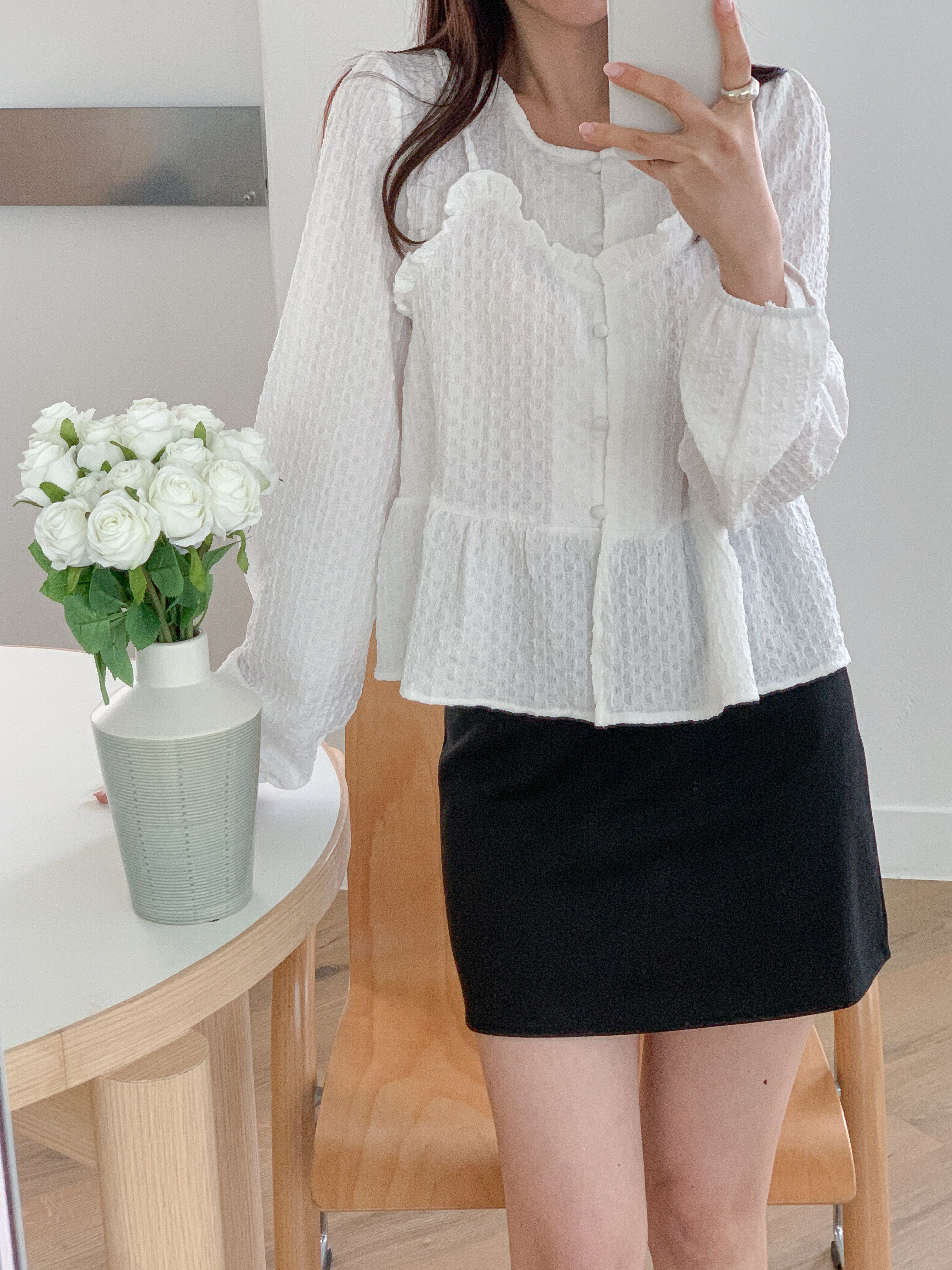 ラウンドネックフリルレイヤード風ルーズ長袖くるみボタンセミクロップドブラウス | 詳細画像18