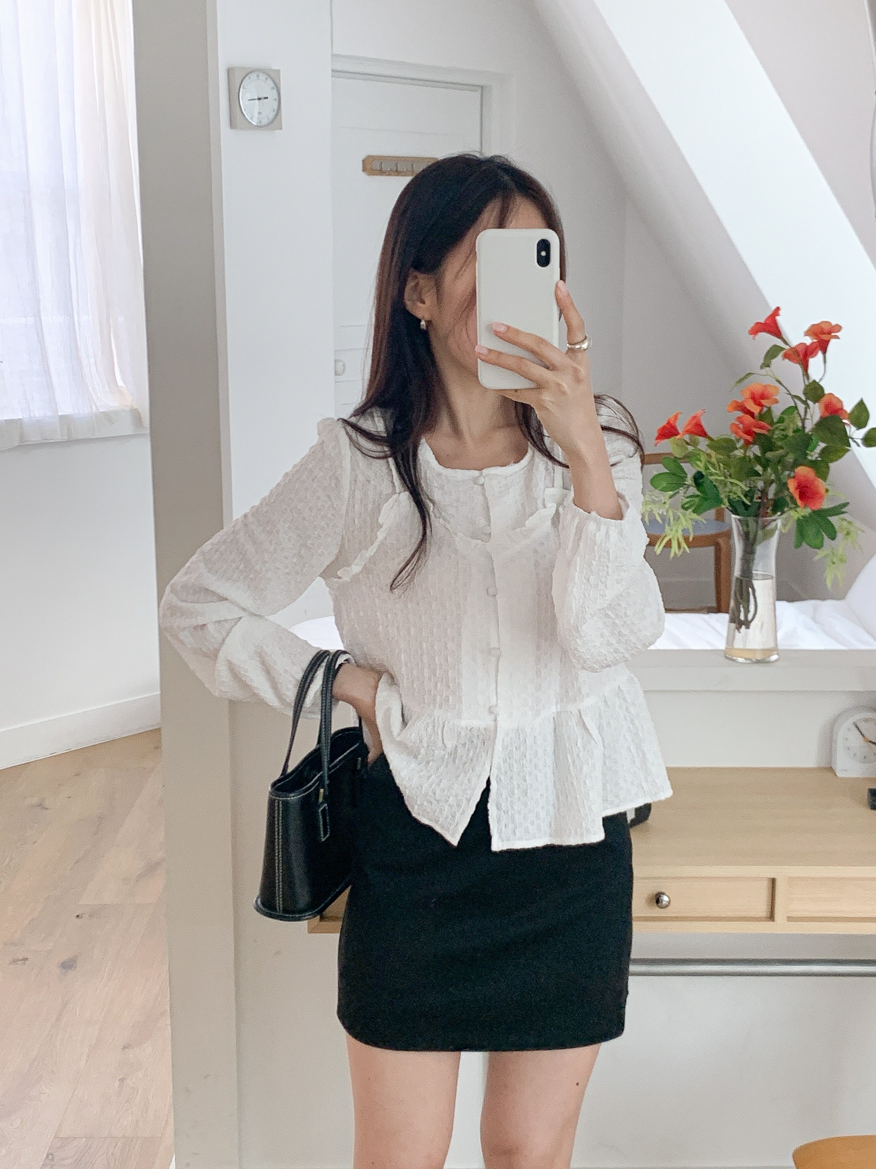 ラウンドネックフリルレイヤード風ルーズ長袖くるみボタンセミクロップドブラウス | 詳細画像19