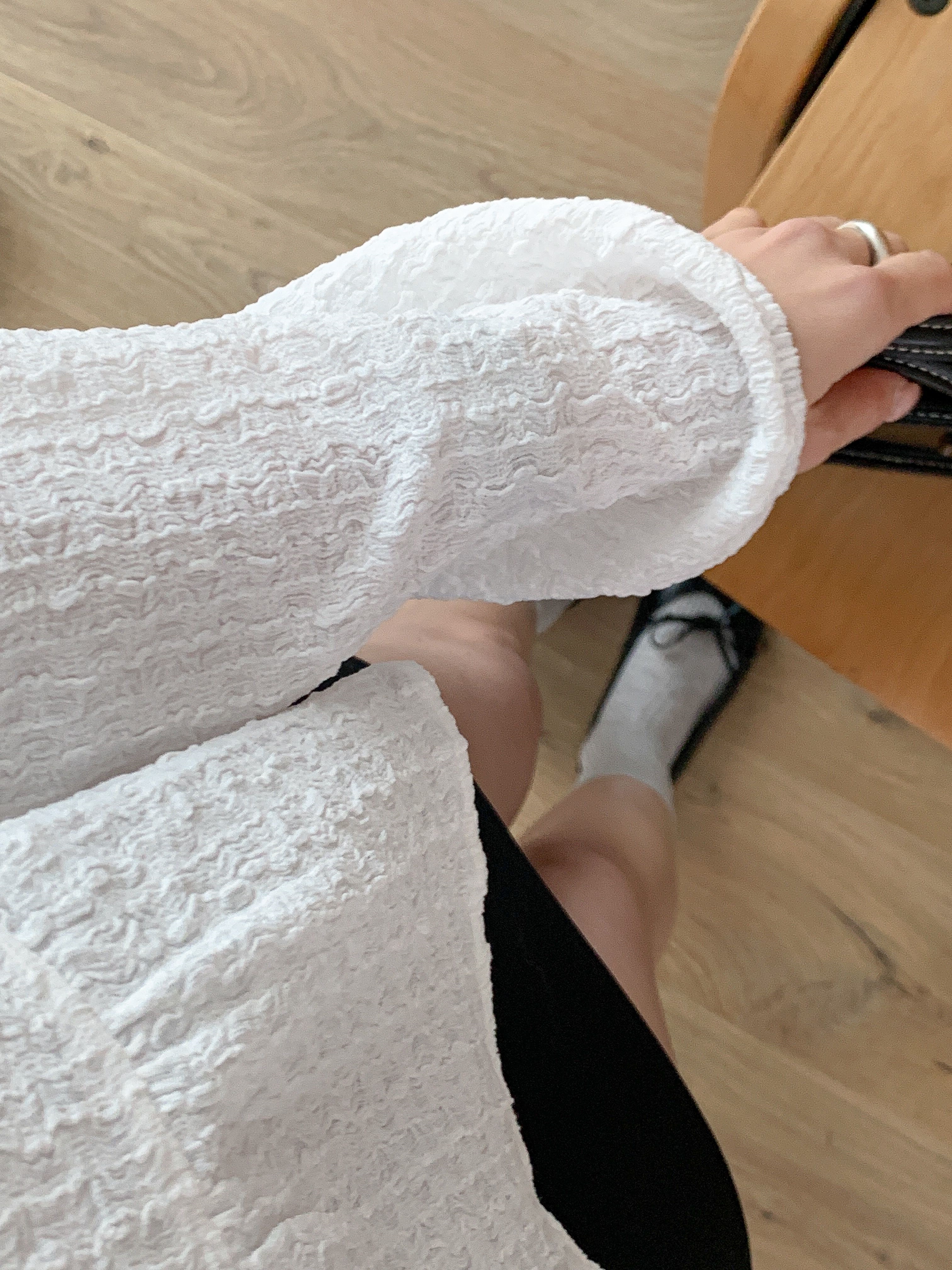 ラウンドネックフリルレイヤード風ルーズ長袖くるみボタンセミクロップドブラウス | 詳細画像20