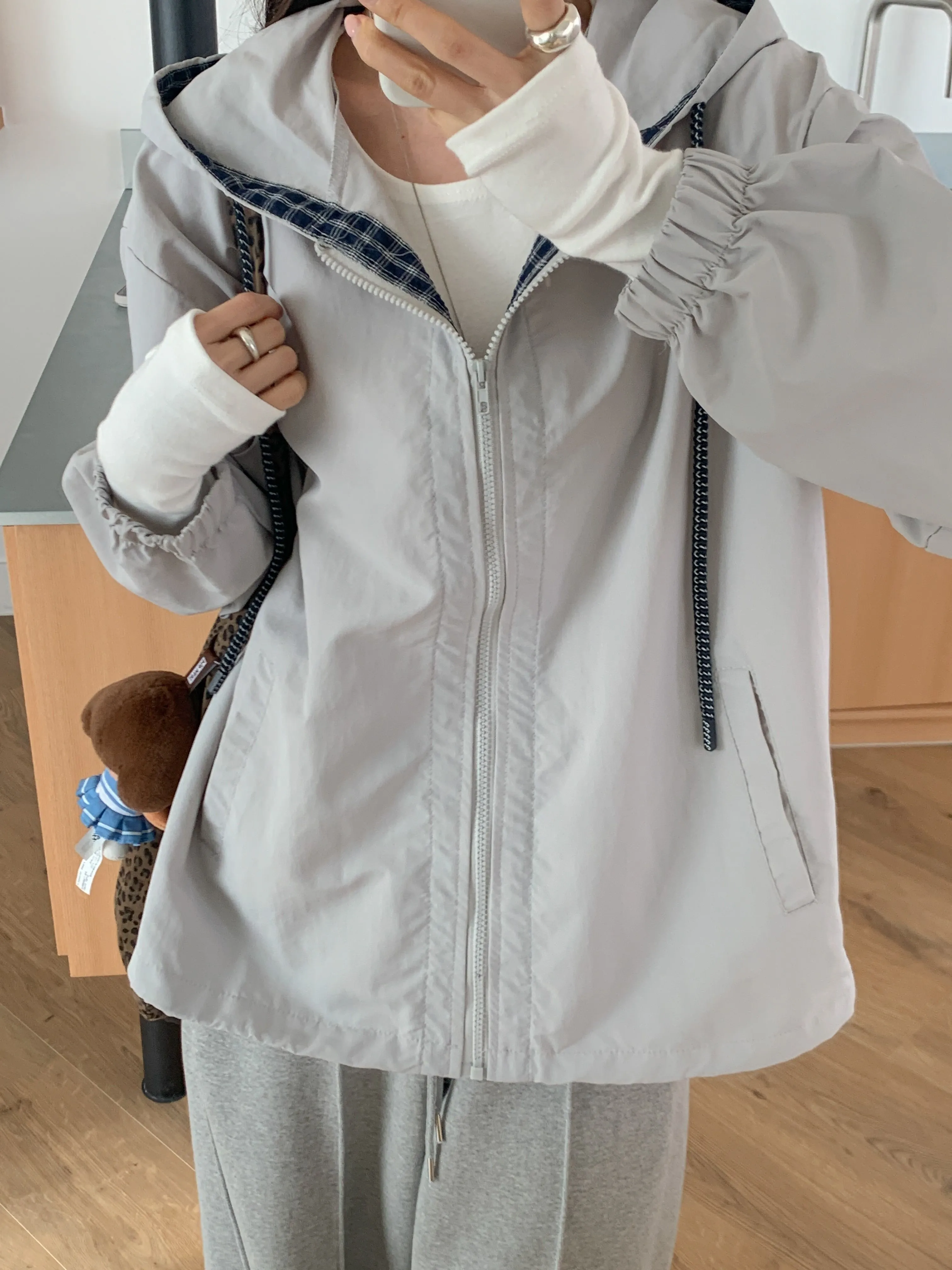 コンビナイロンジップアップフードドローストリングオーバーサイズ長袖カンガルーポケットチェックジャンパー | 詳細画像1