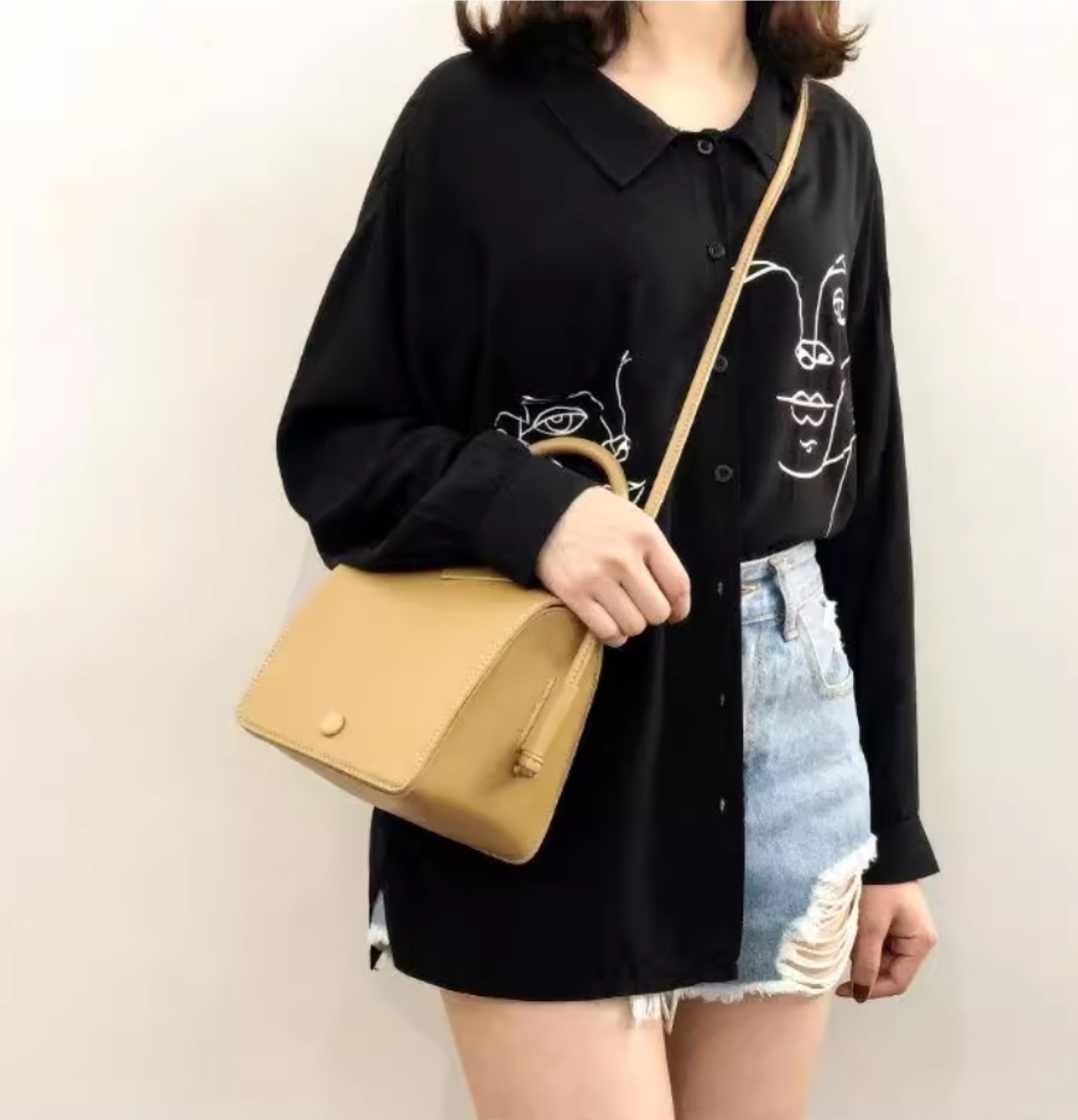 レザー調マグネットボタン無地ショルダーバッグ | 詳細画像3