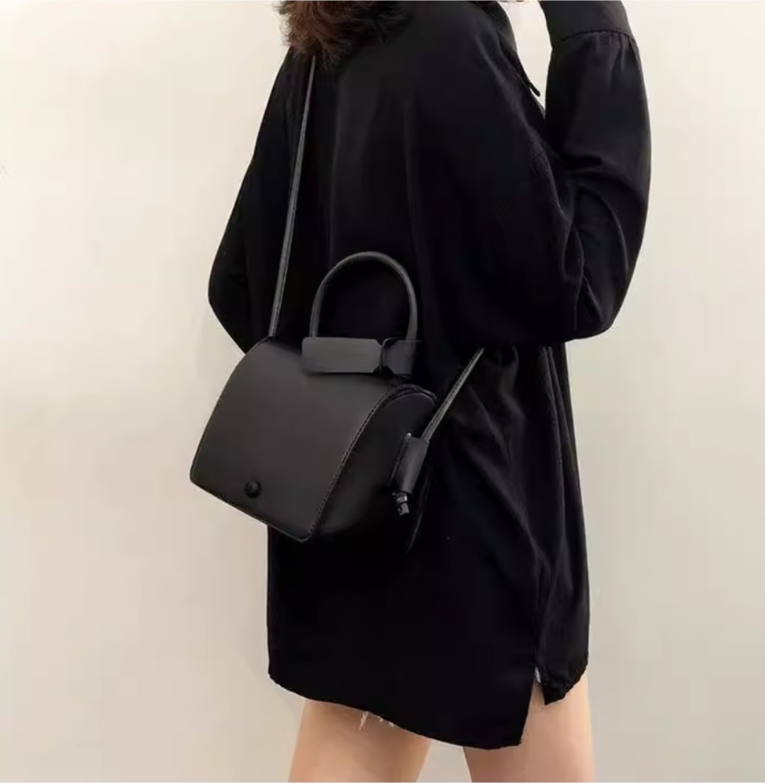 レザー調マグネットボタン無地ショルダーバッグ | 詳細画像4