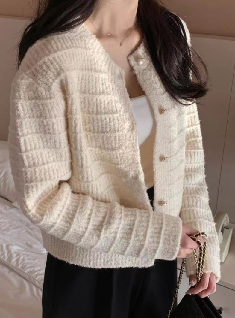 ラウンドネックパール調ボタンルーズ長袖セミクロップドカーディガン | 詳細画像9