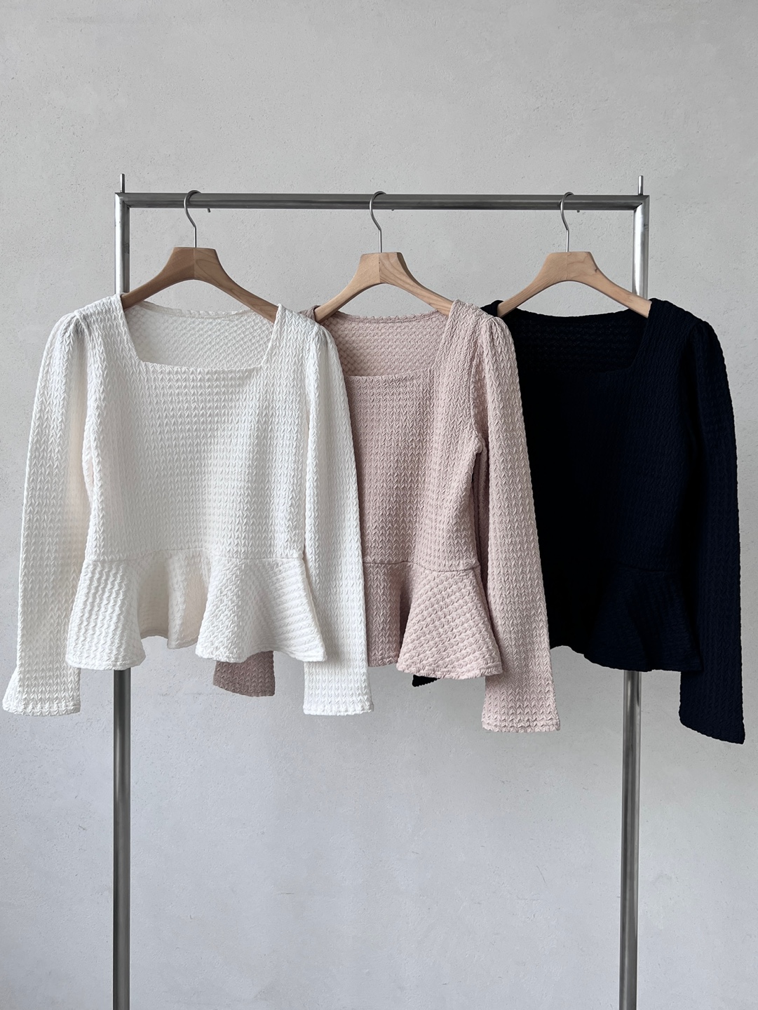 スクエアネックパフスリーブ長袖フレアセミクロップドケーブルTシャツ | 詳細画像12