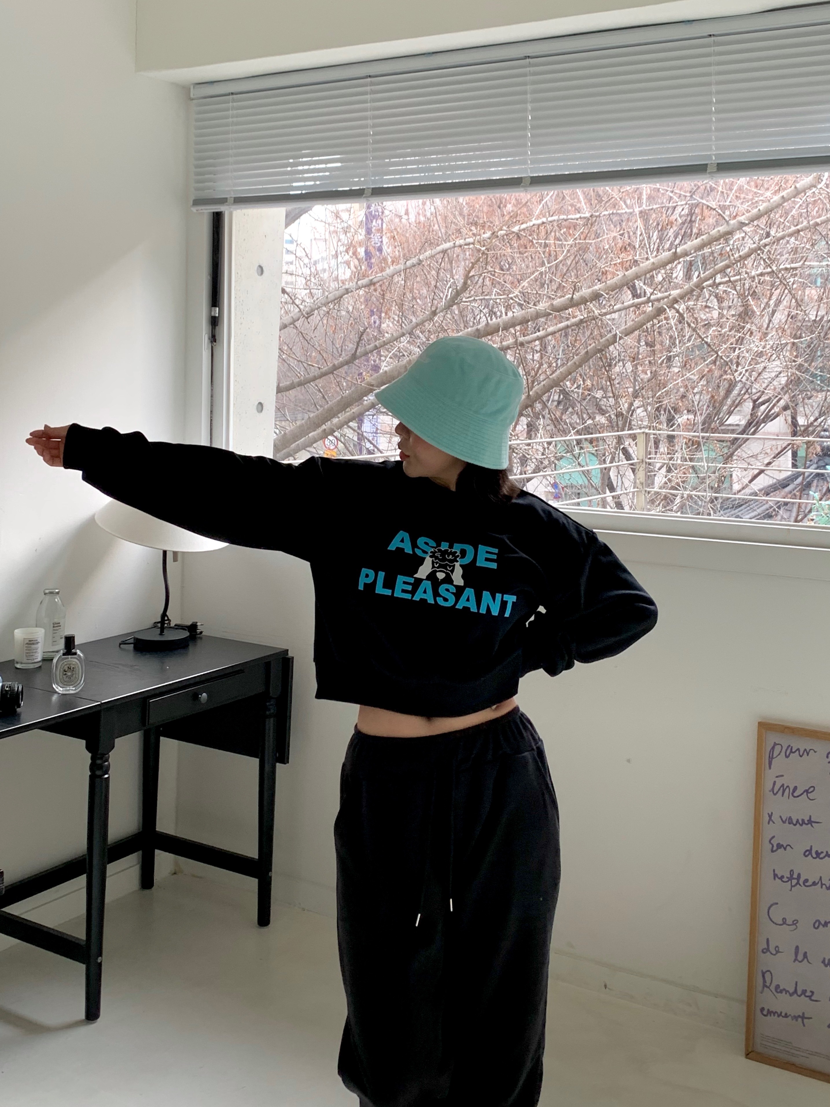 ラウンドネッククロップドルーズ長袖ロゴプリントスウェット | 詳細画像4