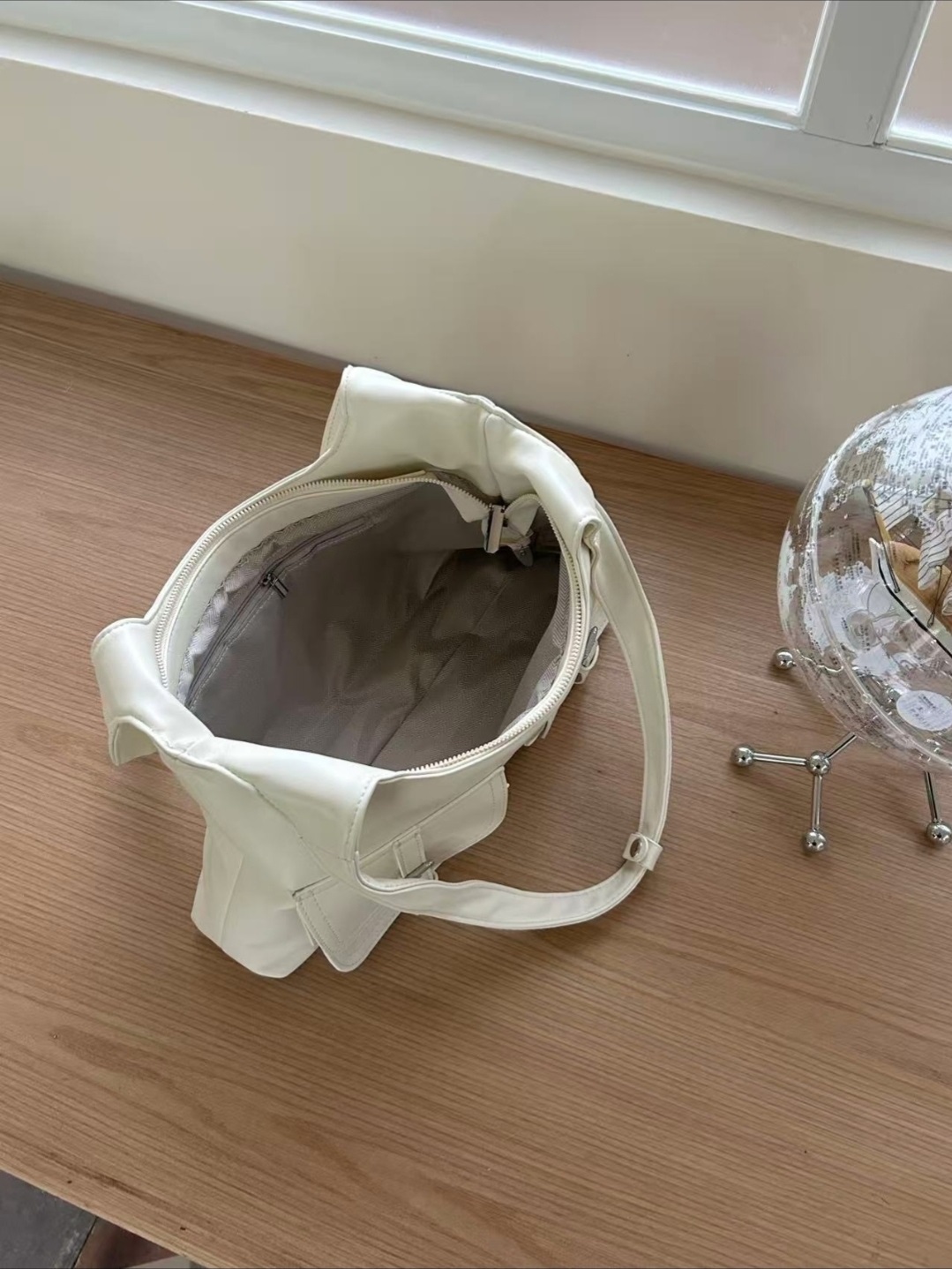 レザー調ジップアップポケットグロス無地トートバッグ | 詳細画像11