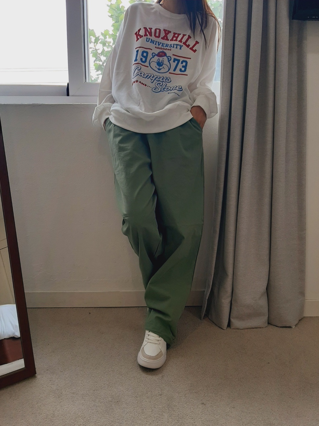 ラウンドネックルーズ長袖ロゴスウェット | 詳細画像4