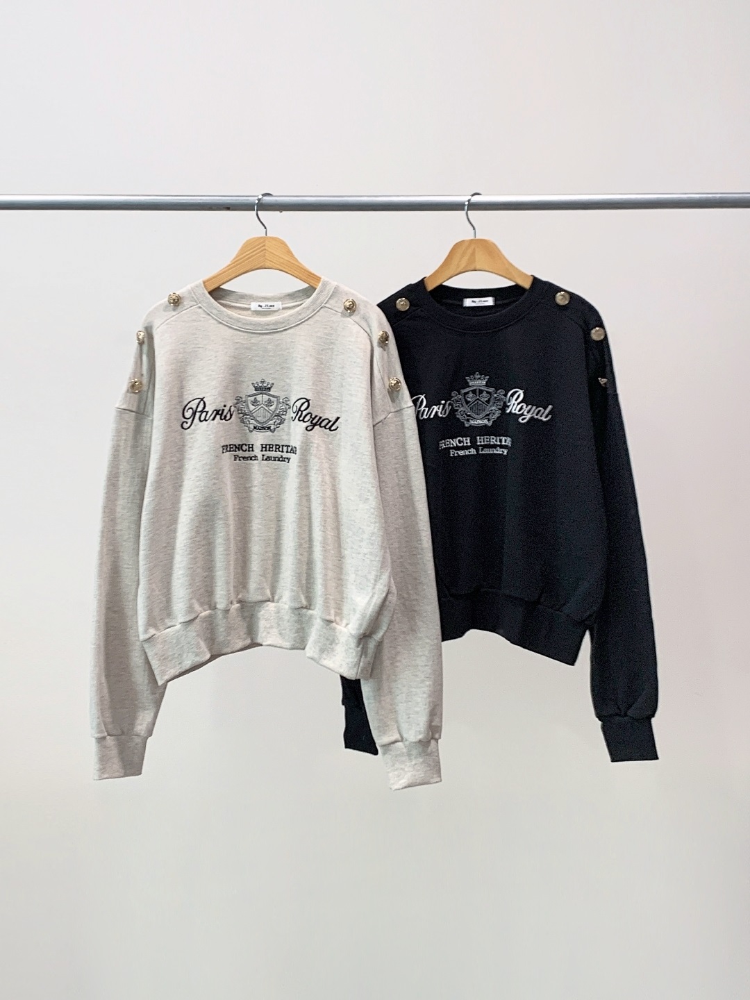 コットンラウンドネックルーズフェイクボタン刺繍プリントスウェット | 詳細画像16