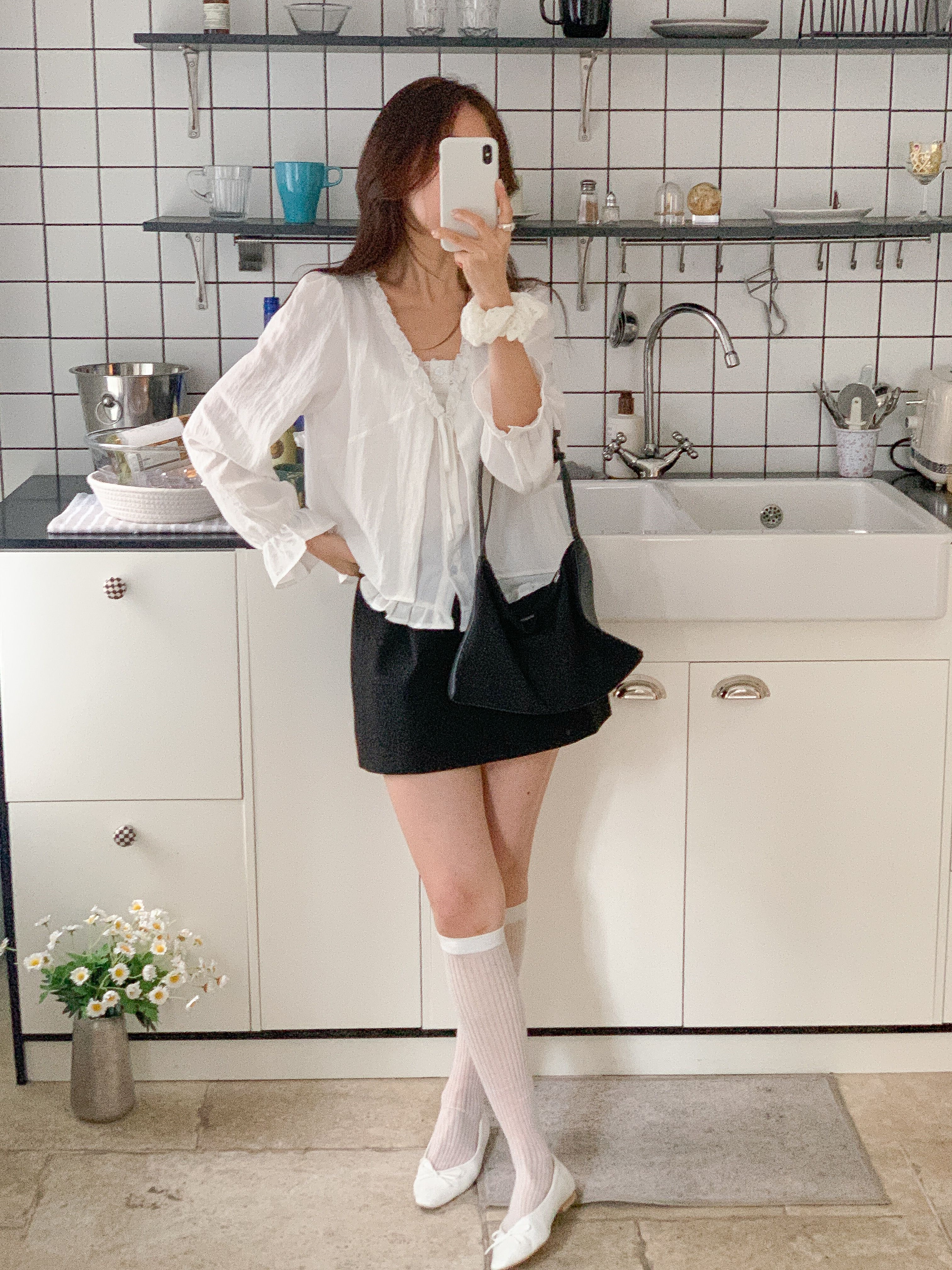 コットンボタンストラップフリルラインパフスリーブレイヤード風長袖ギャザーセミクロップドブラウス | 詳細画像2