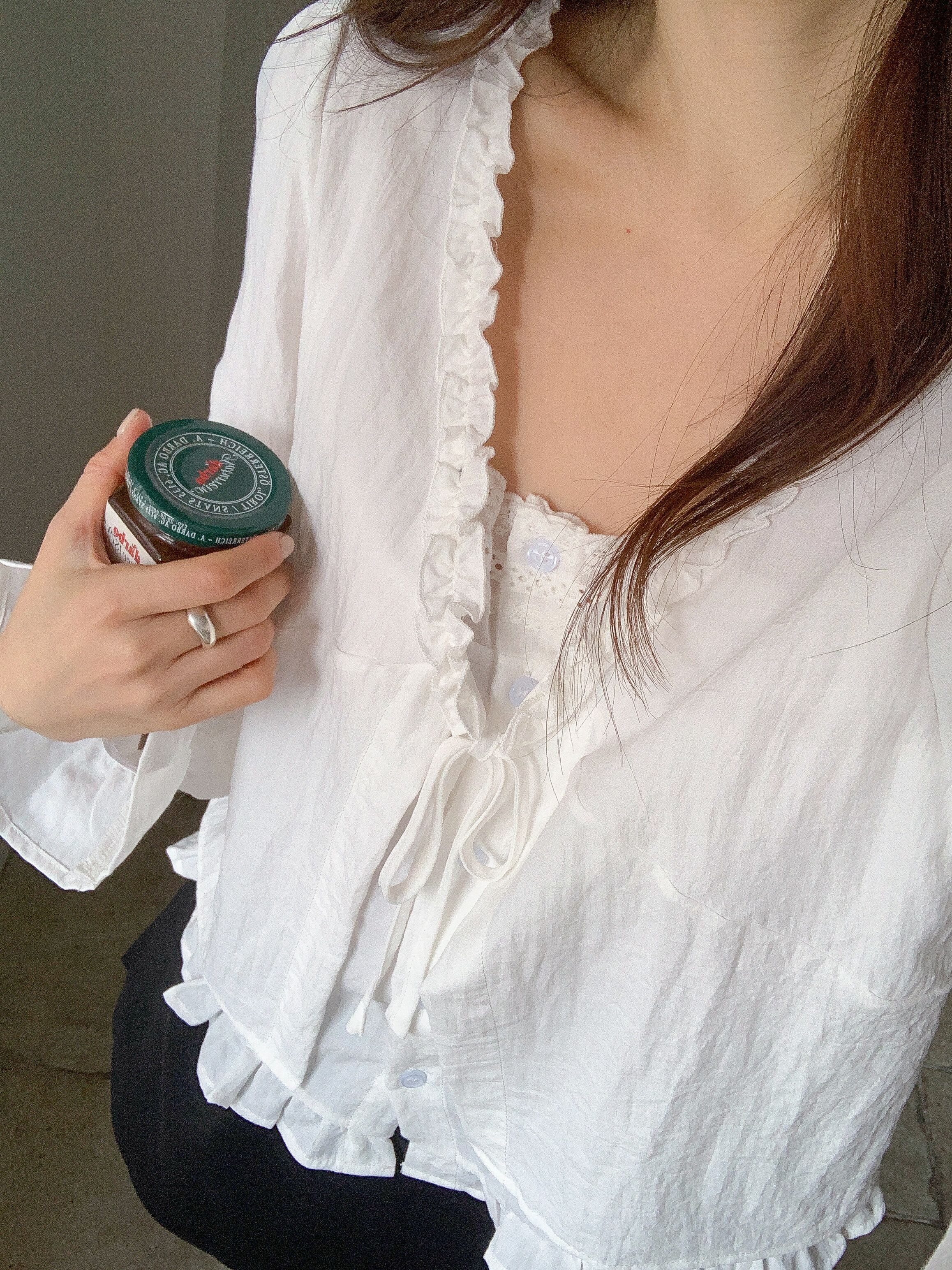 コットンボタンストラップフリルラインパフスリーブレイヤード風長袖ギャザーセミクロップドブラウス | 詳細画像3