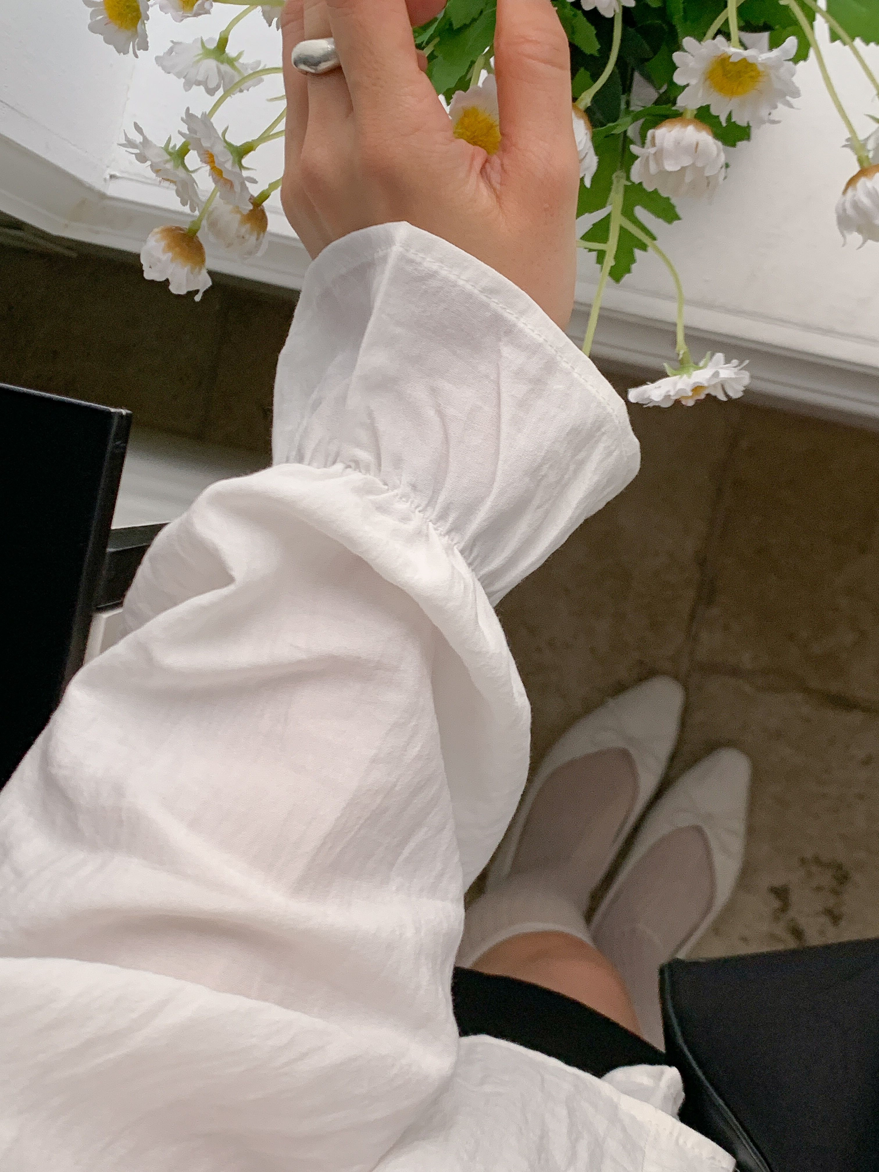 コットンボタンストラップフリルラインパフスリーブレイヤード風長袖ギャザーセミクロップドブラウス | 詳細画像4