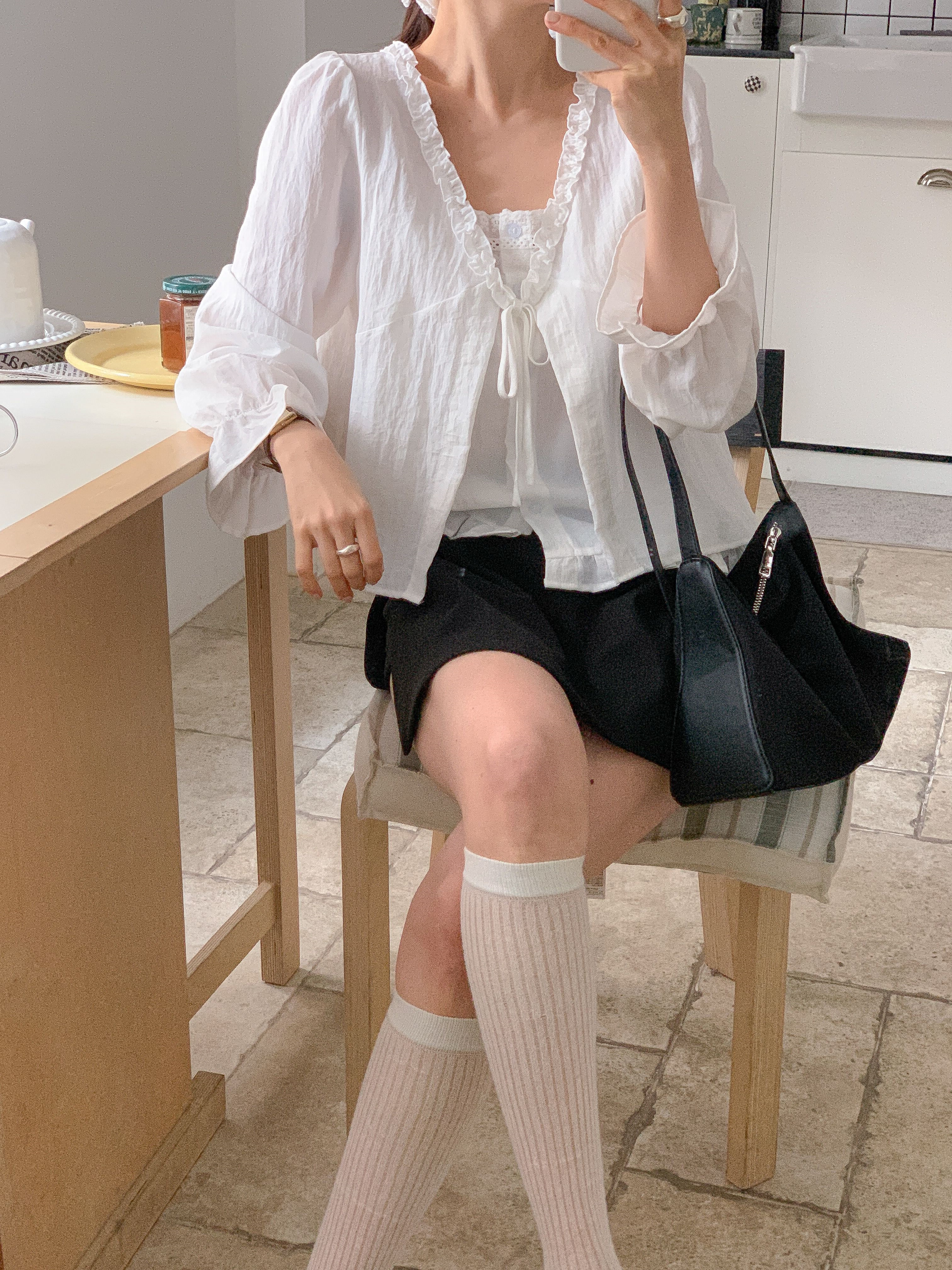 コットンボタンストラップフリルラインパフスリーブレイヤード風長袖ギャザーセミクロップドブラウス | 詳細画像5