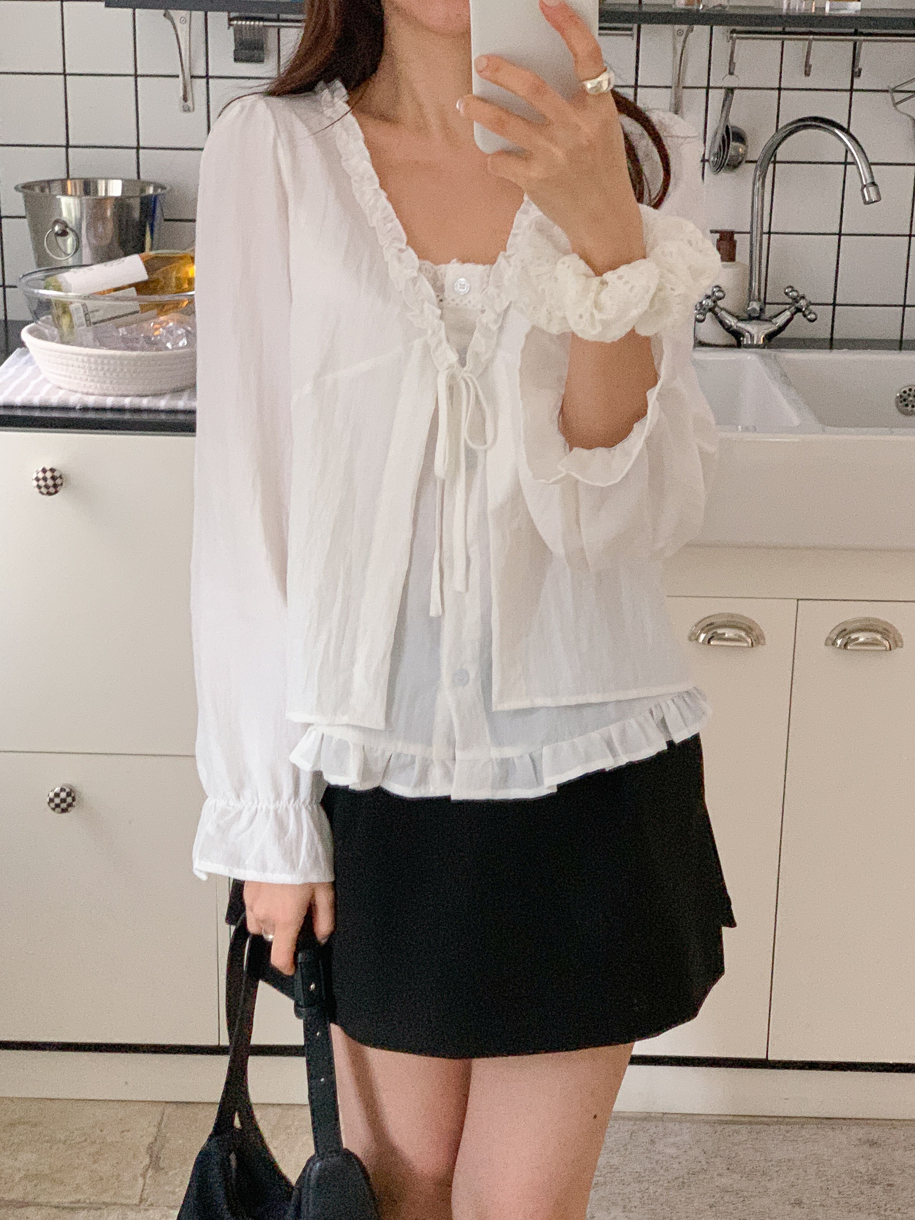 コットンボタンストラップフリルラインパフスリーブレイヤード風長袖ギャザーセミクロップドブラウス | 詳細画像12