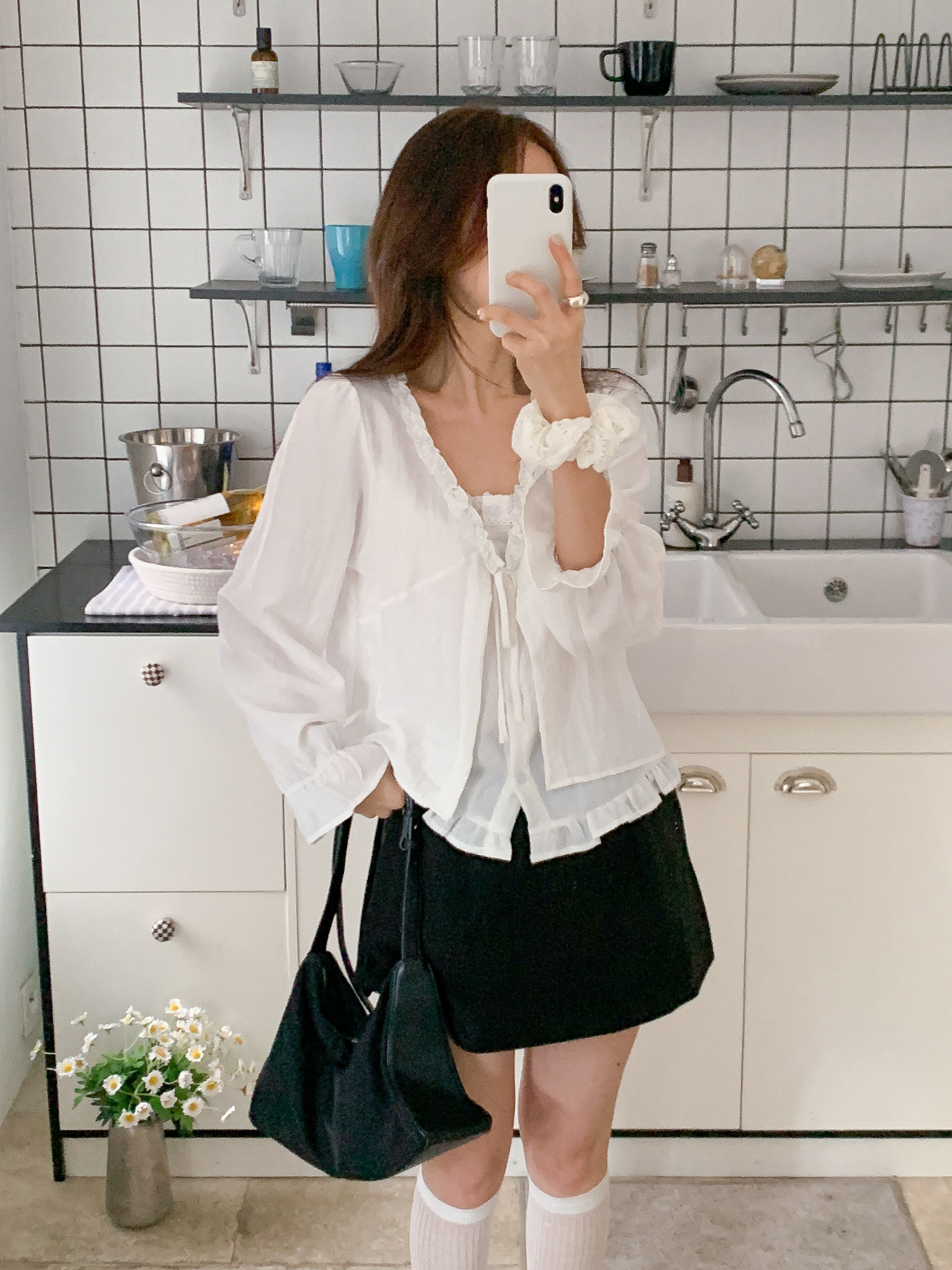 コットンボタンストラップフリルラインパフスリーブレイヤード風長袖ギャザーセミクロップドブラウス | 詳細画像13