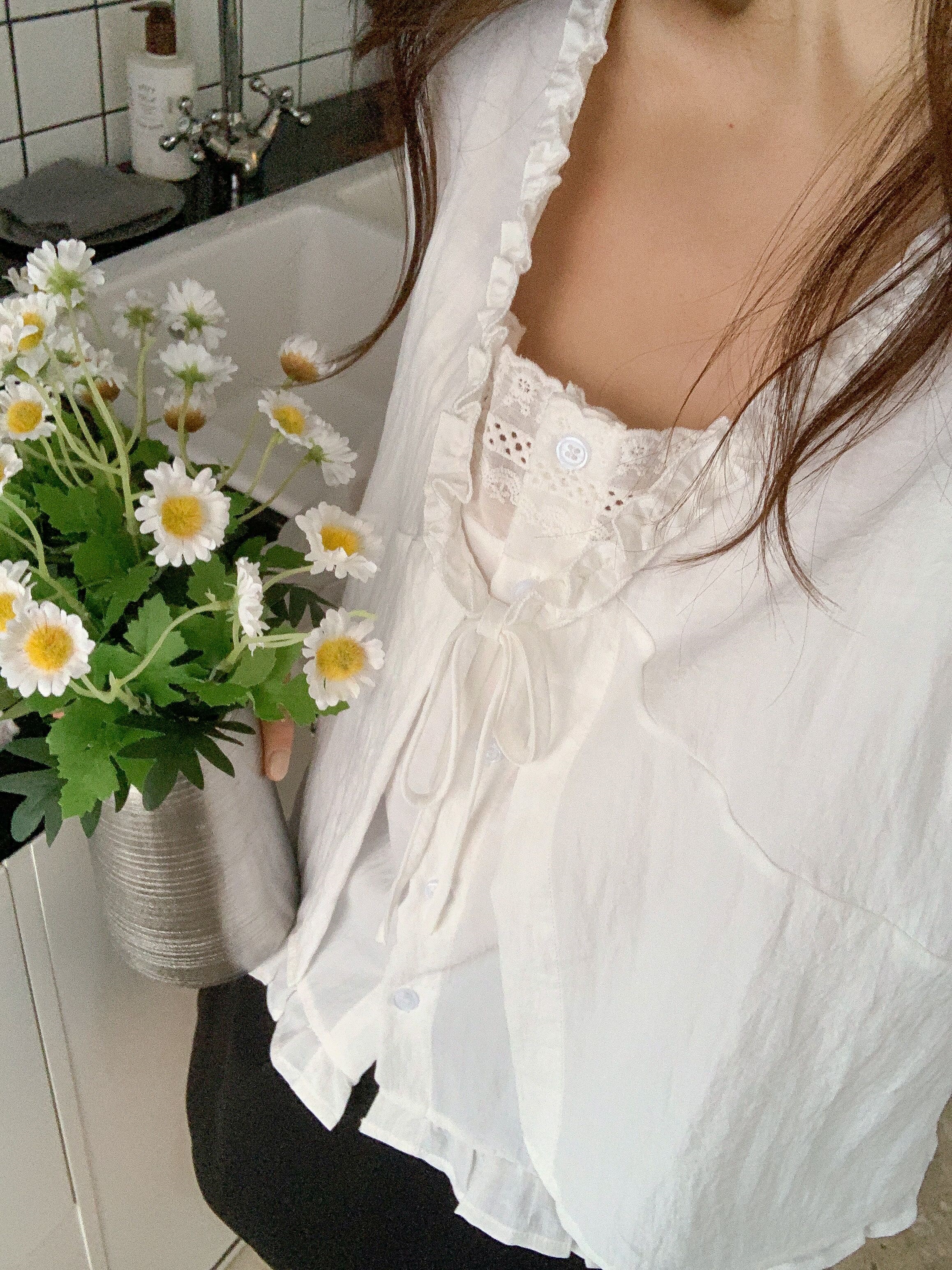 コットンボタンストラップフリルラインパフスリーブレイヤード風長袖ギャザーセミクロップドブラウス | 詳細画像16